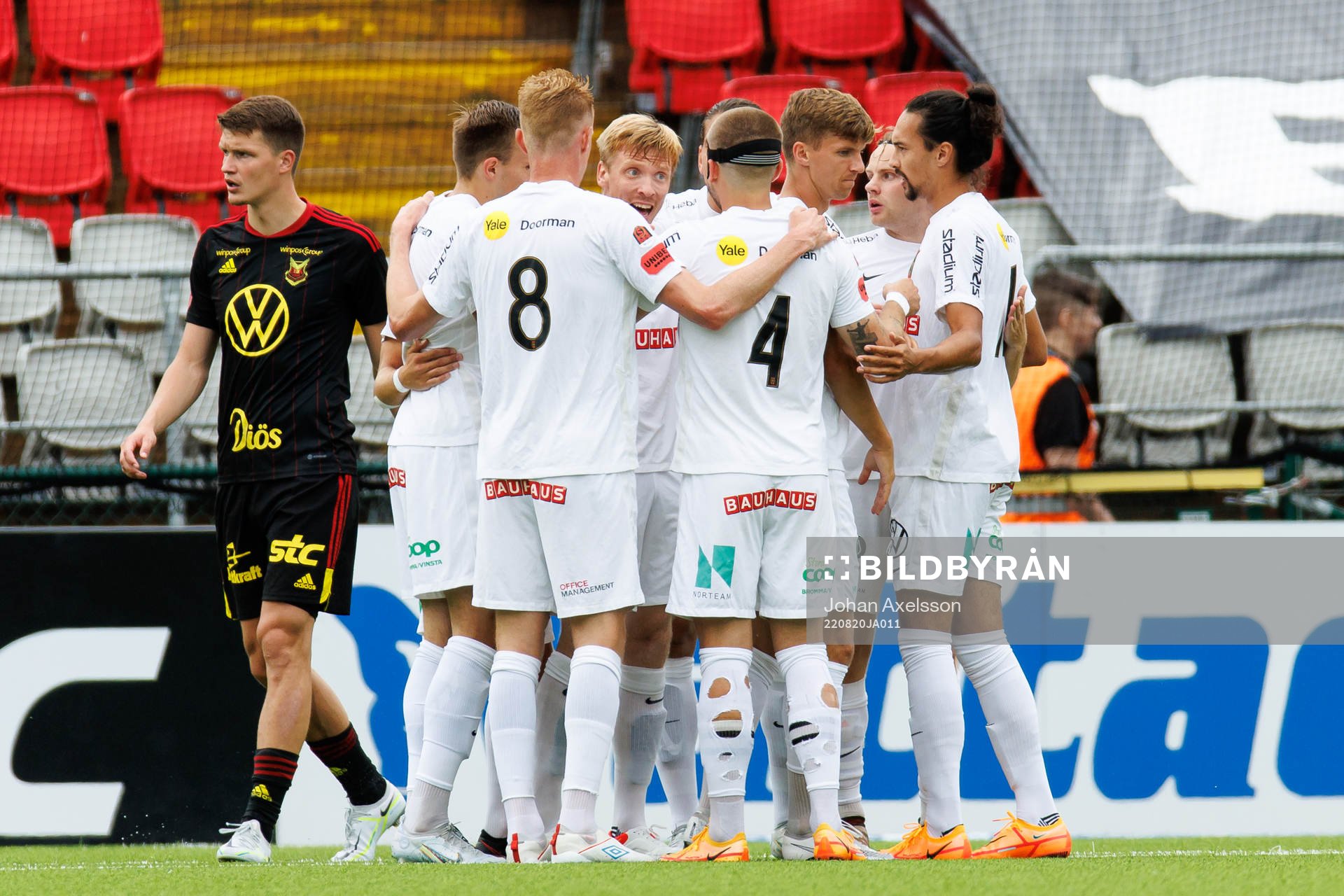 Brommapojkarnas Gustav Sandberg Magnusson jublar