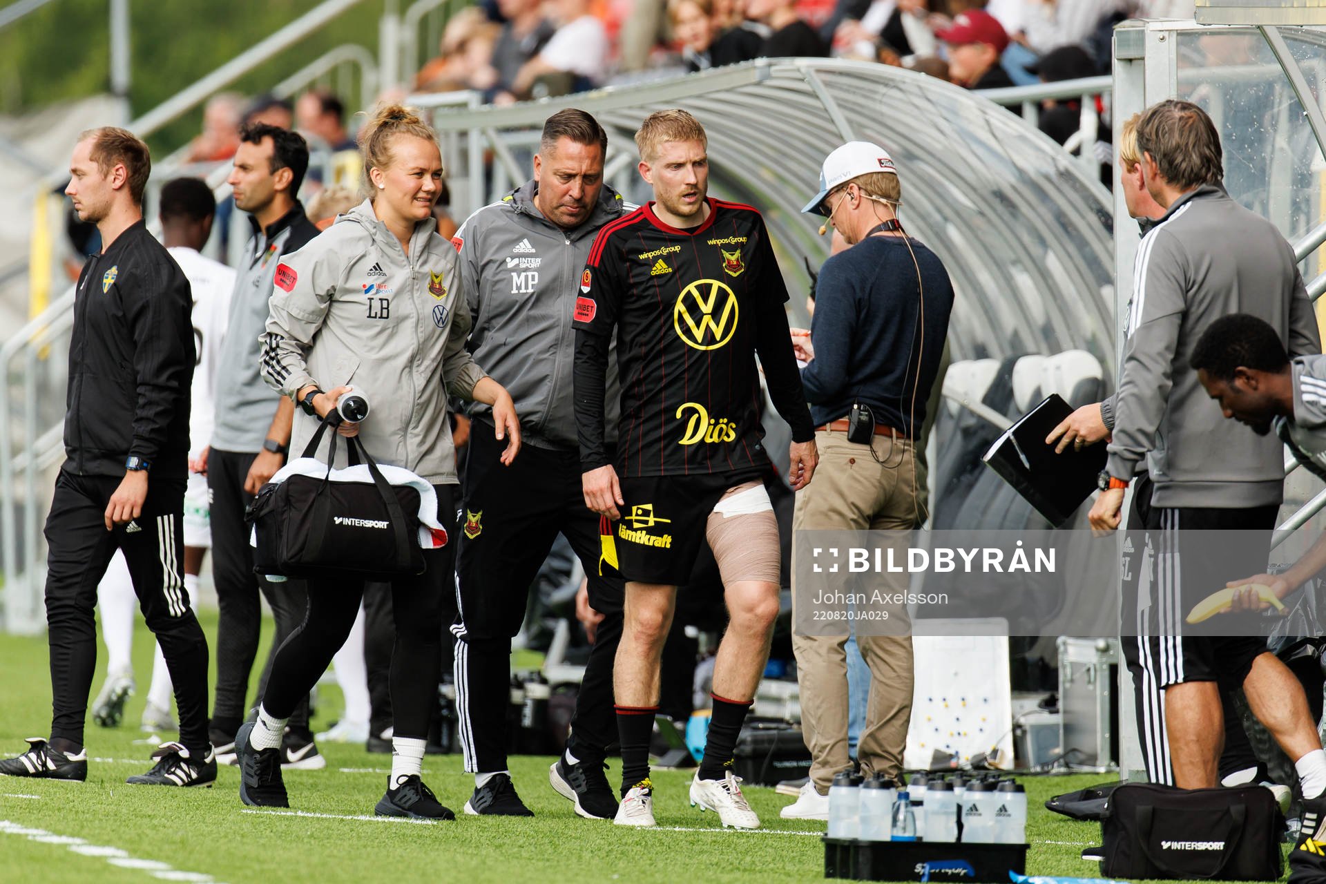 Östersunds Simon Kroon lämnar planen med lindat lår