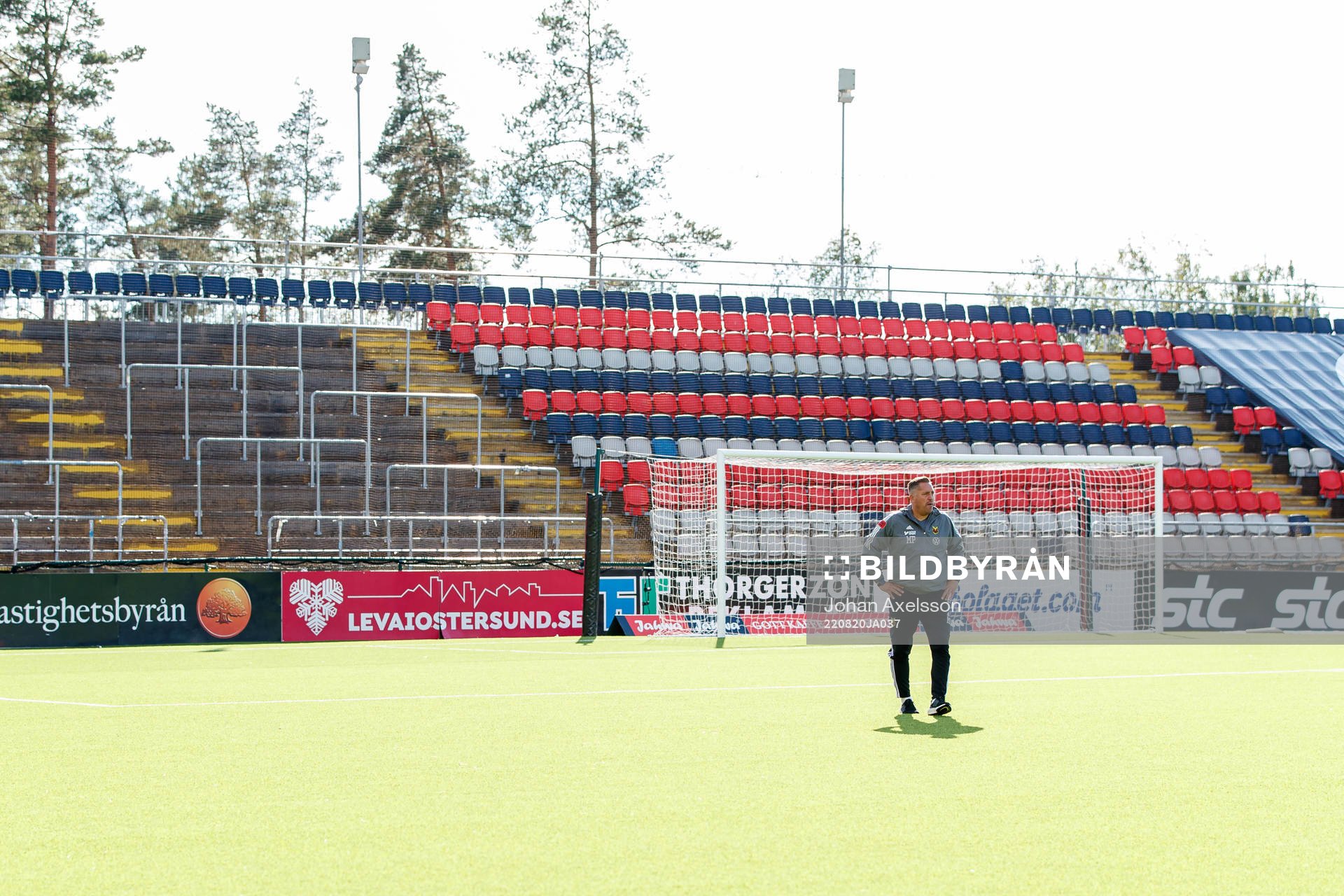Östersunds tränare Magnus Powell deppar