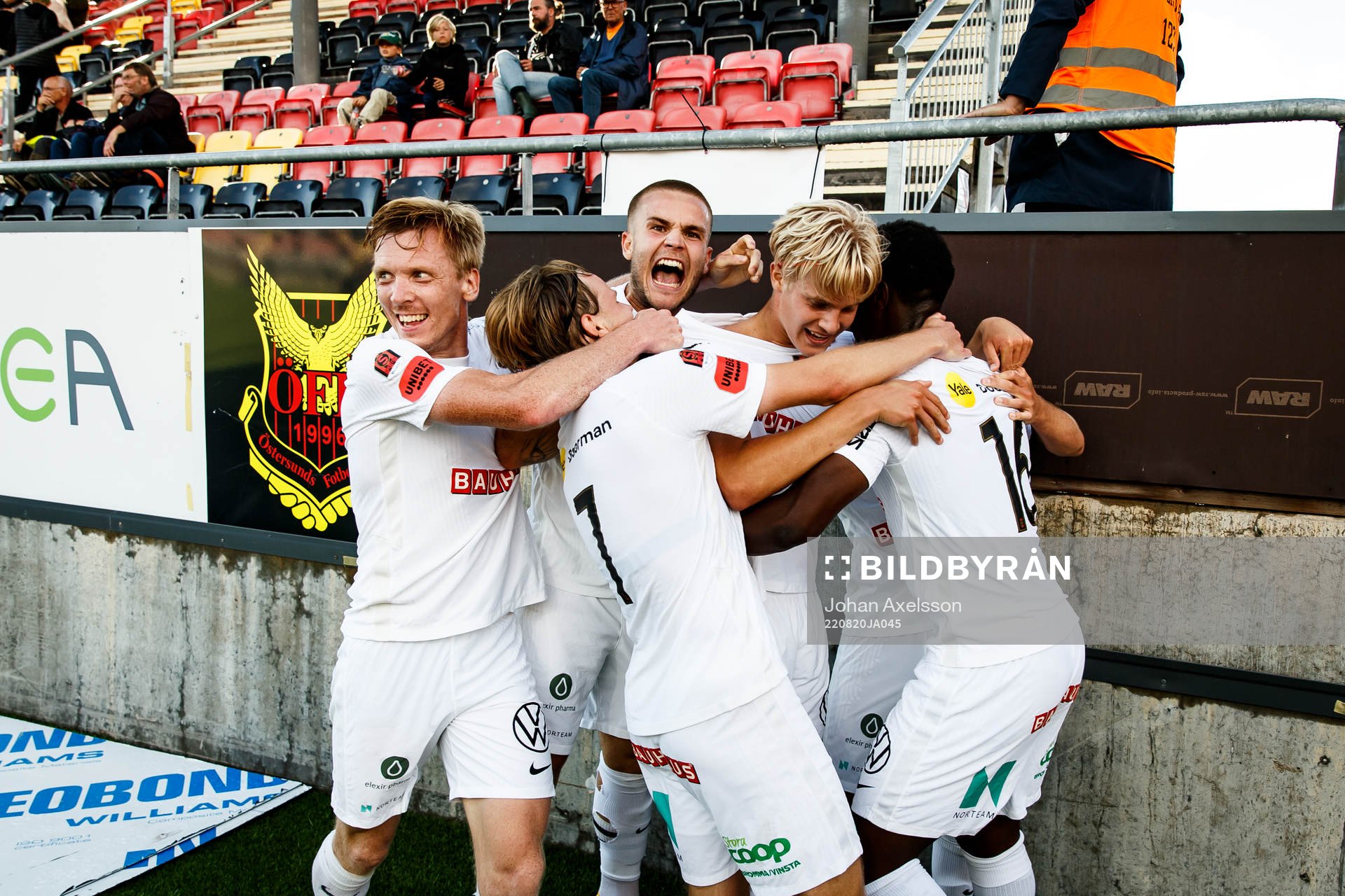 Brommapojkarnas Richie Omorowa (l,h)jublar med lagkamrater