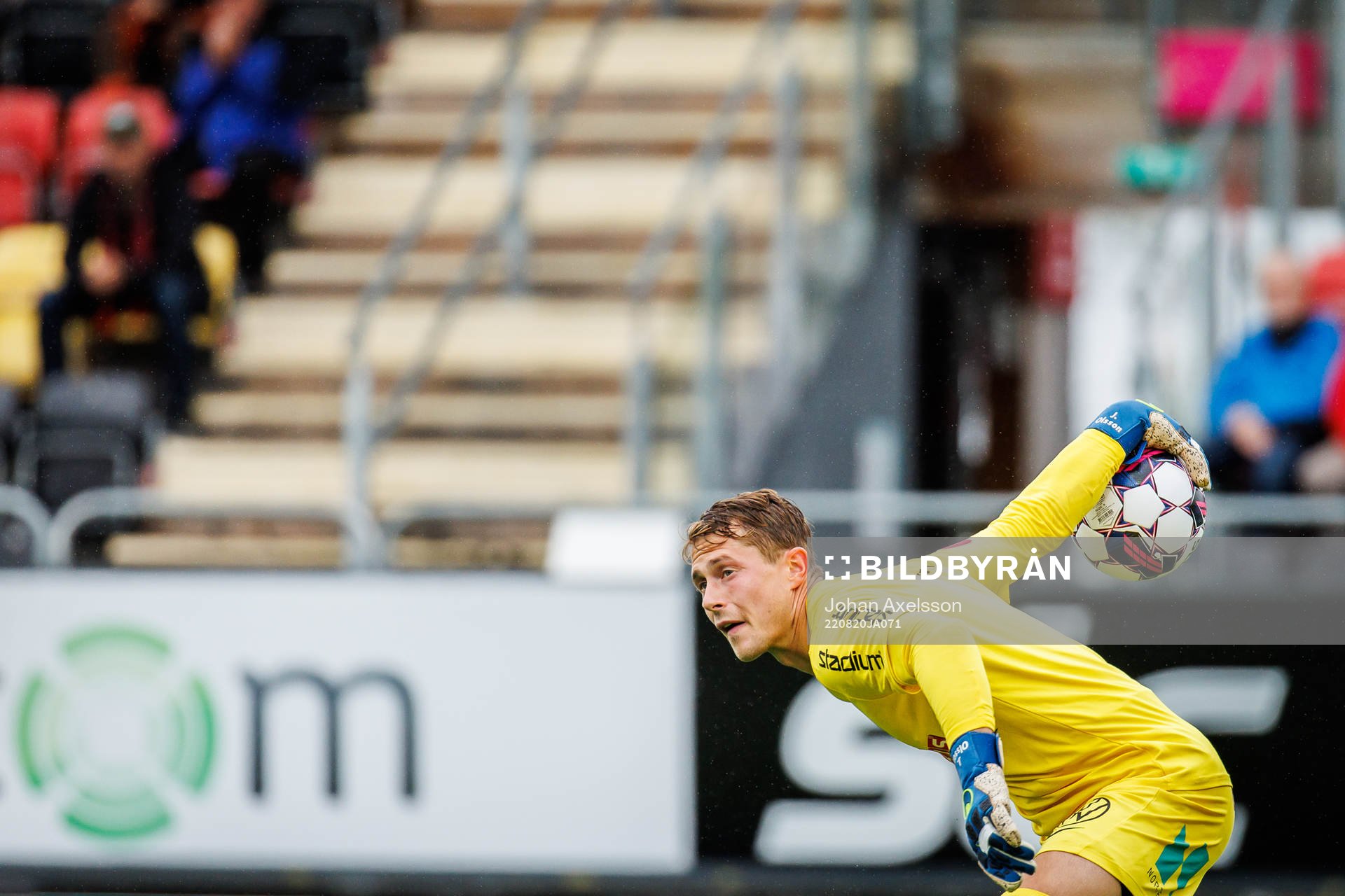 Brommapojkarnas målvakt Jonas Olsson under fotbollsmatchen i Superettan mellan Östersund och Brommapojkarna den 20 augusti 2022 i Östersund.