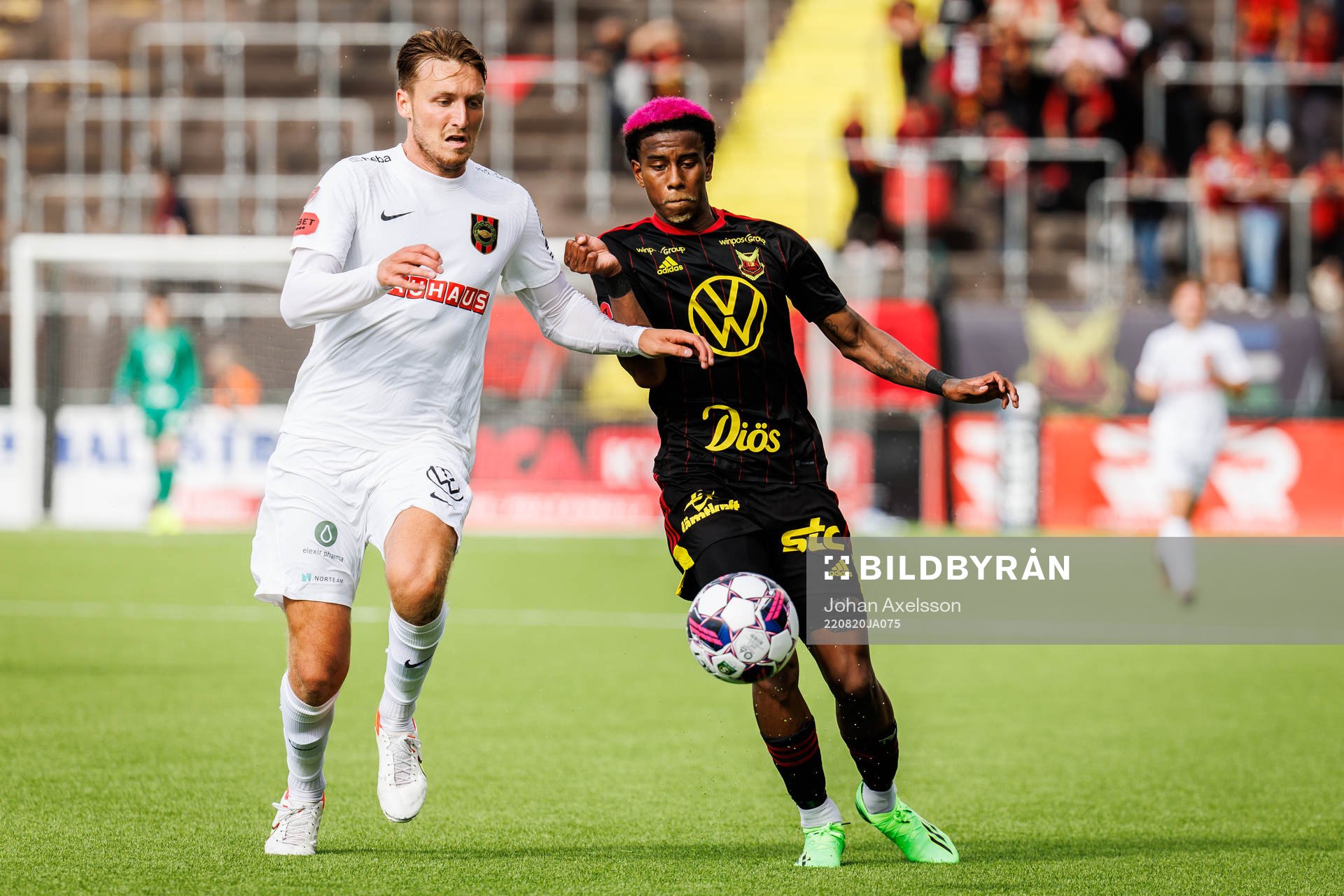 Brommapojkarnas Alexander Abrahamsson i kamp med Östersunds Chovanie Amatkarijo under fotbollsmatchen i Superettan mellan Östersund och Brommapojkarna den 20 augusti 2022 i Östersund.