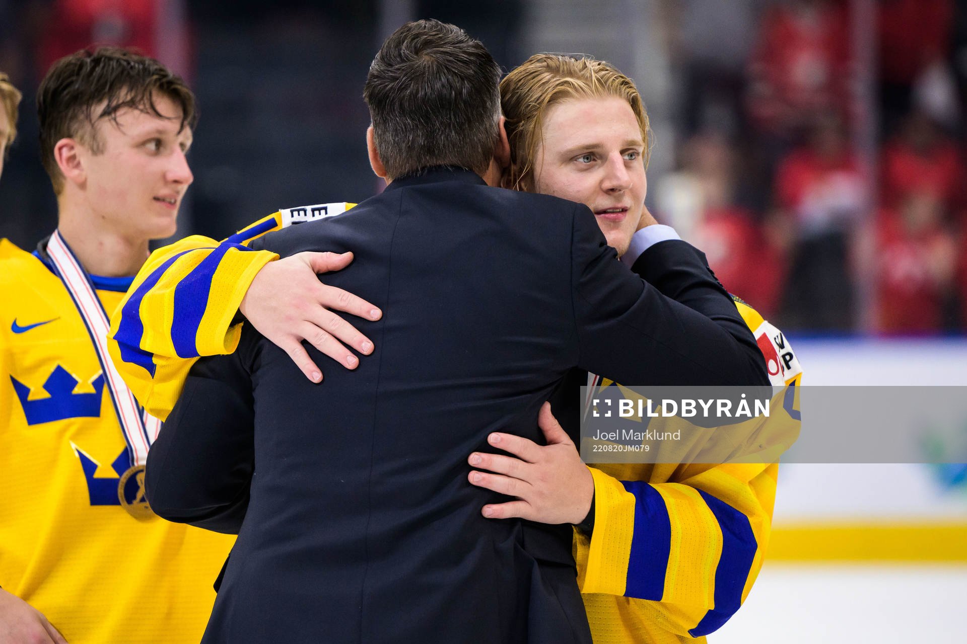 Head coach Tomas Montén hugs Emil Andrae of Sweden