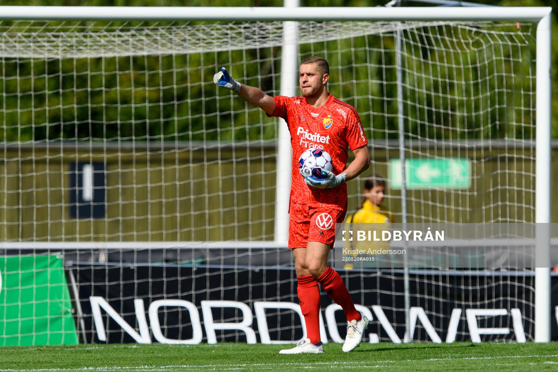 Djurgårdens målvakt Aleksandr Vasiutin under fotbollsmatchen i Allsvenskan mellan Varberg och Djurgården den 20 augusti 2022 i Varberg.