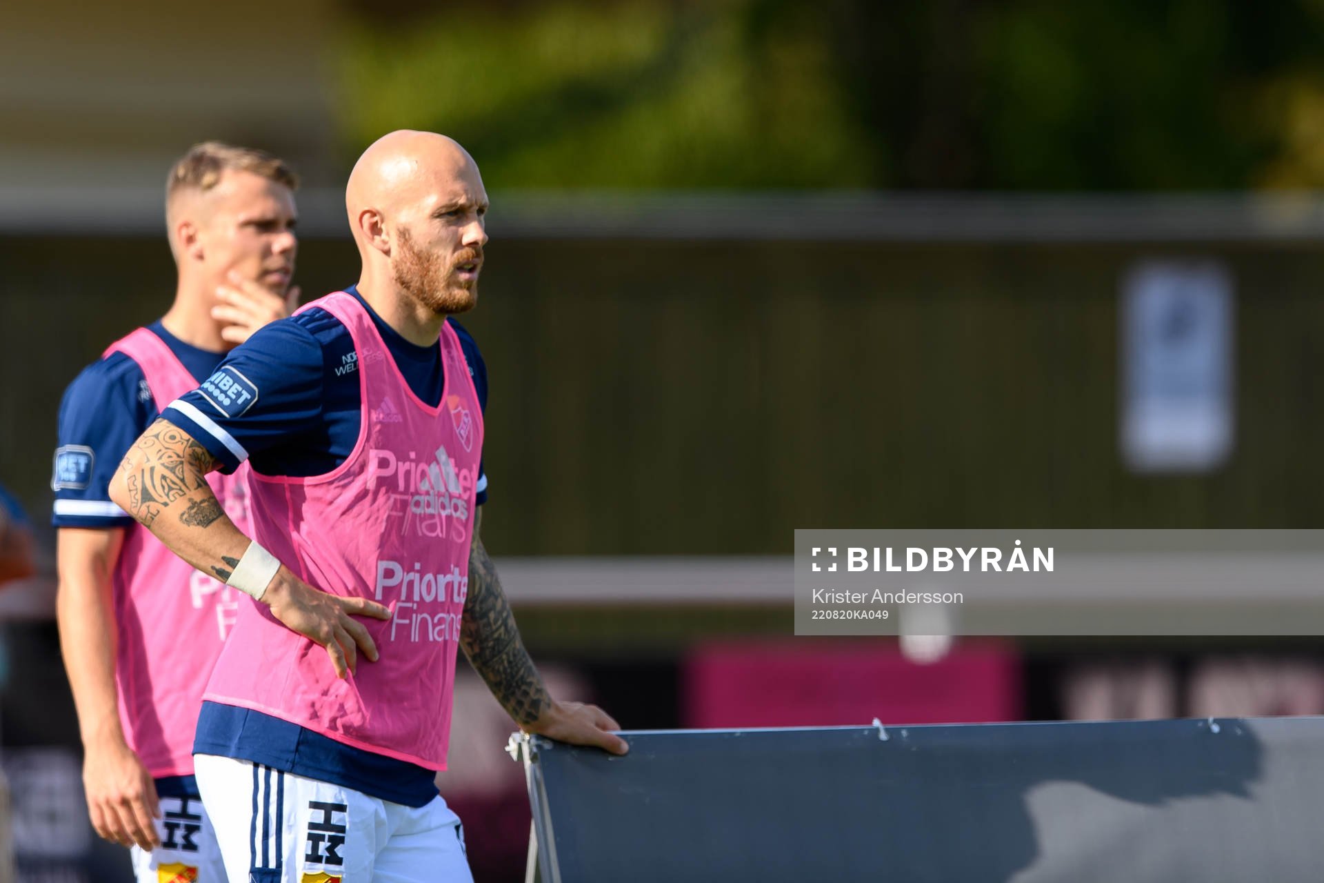 Djurgårdens Magnus Eriksson värmer upp