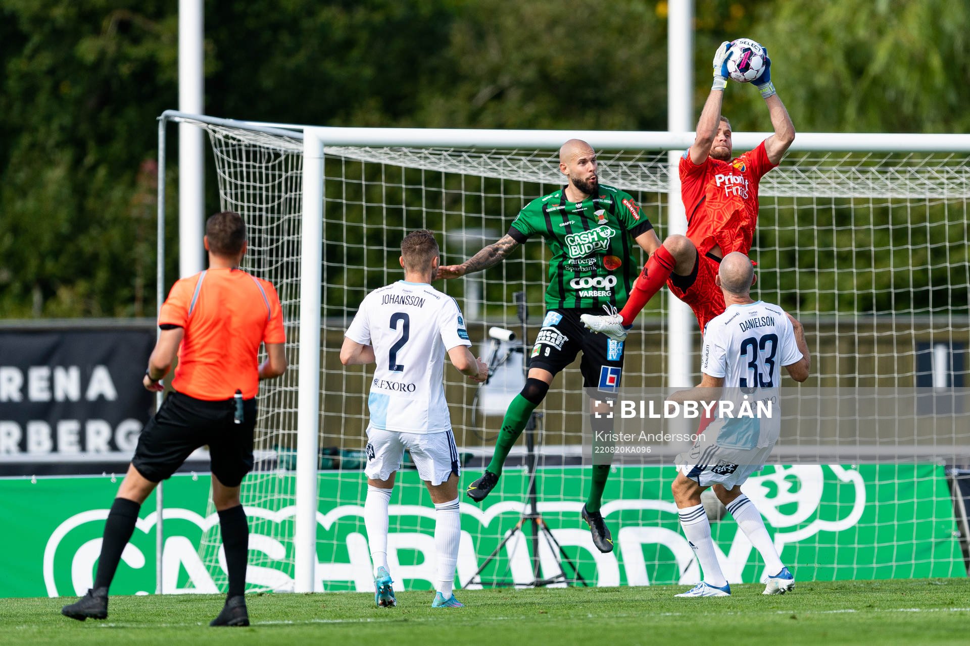 Djurgårdens målvakt Alexandr Vasiutin och Varbergs Robin