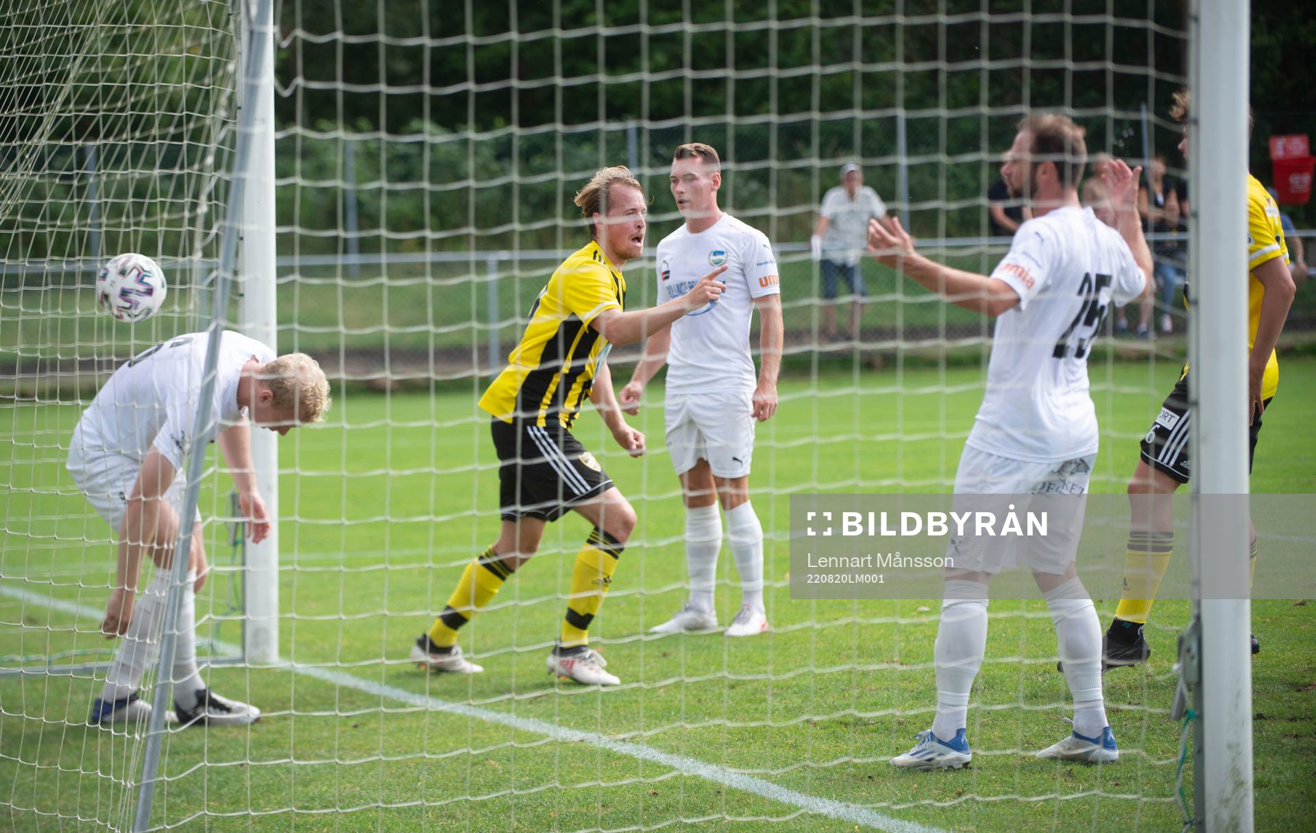 IFK Hässleholms Robin Strömberg har gjort 0-1 och jublar