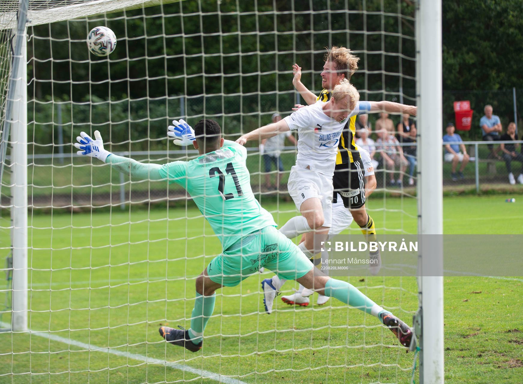 IFK Hässleholms Robin Strömberg nickar elegant in 0-1 och