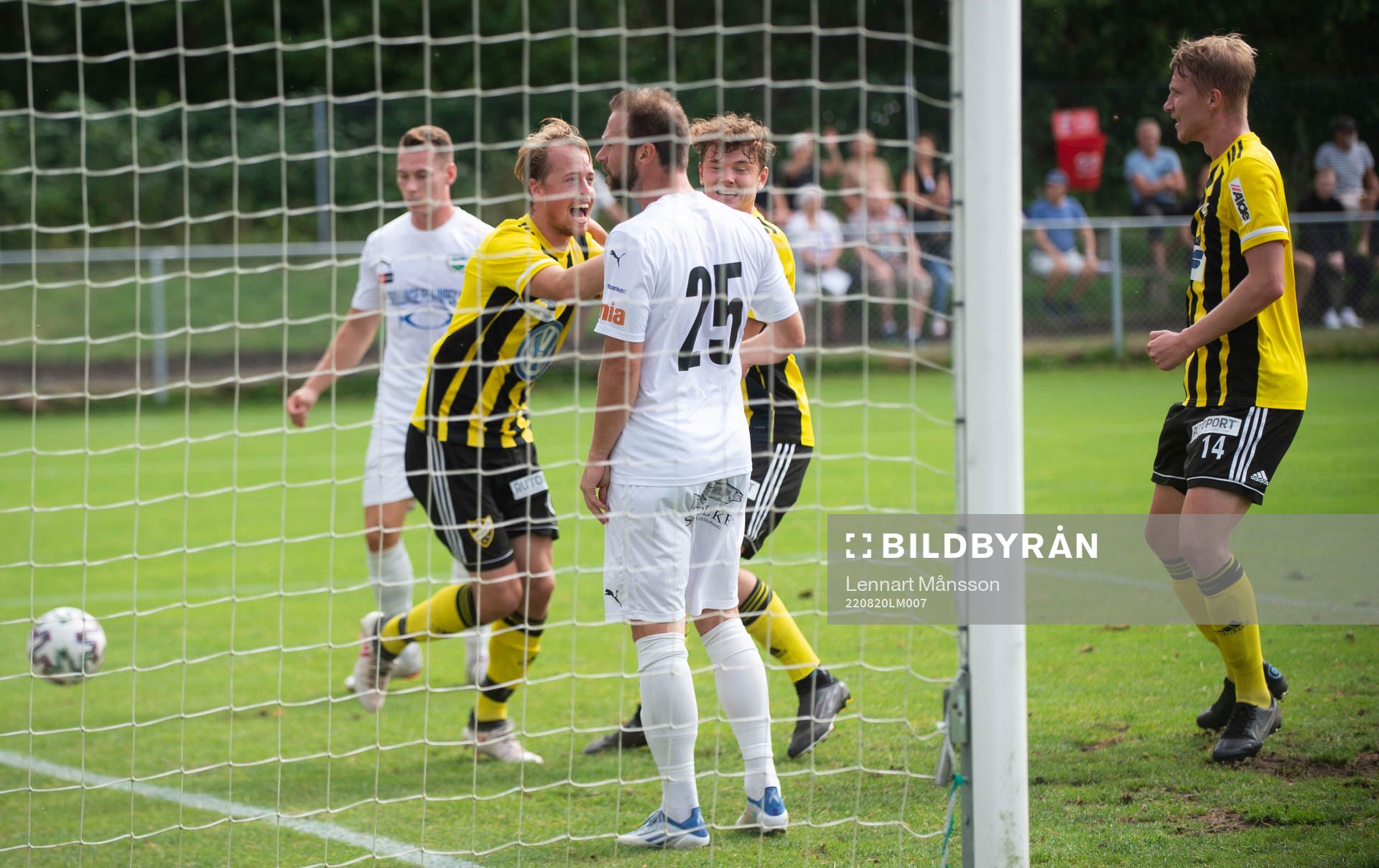 IFK Hässleholms Robin Strömberg har gjort 0-1 och jublar