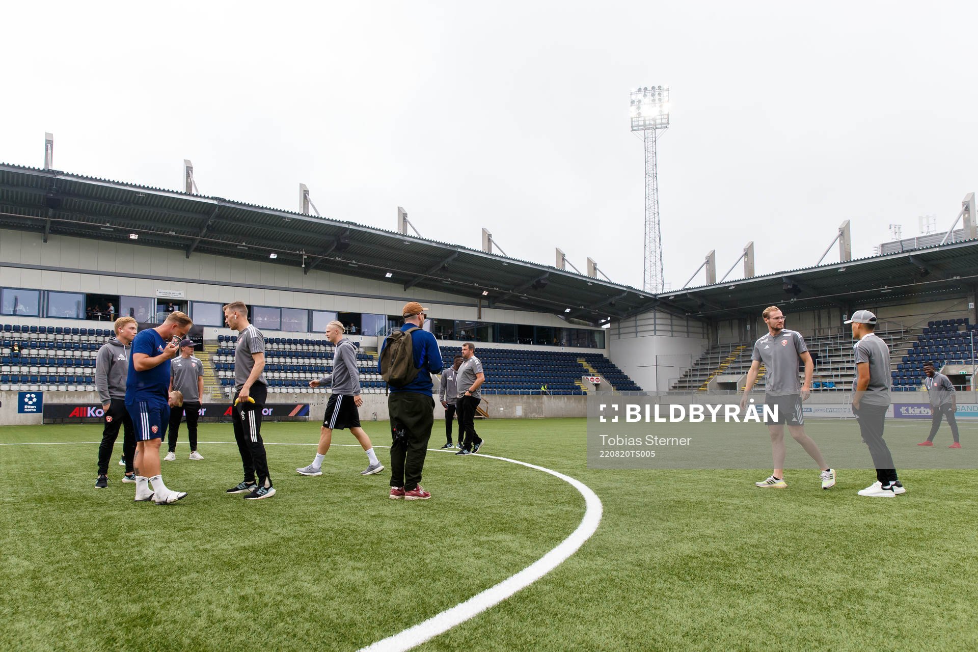 Sandvikens spelare inspekterar planen innan fotbollsmatchen
