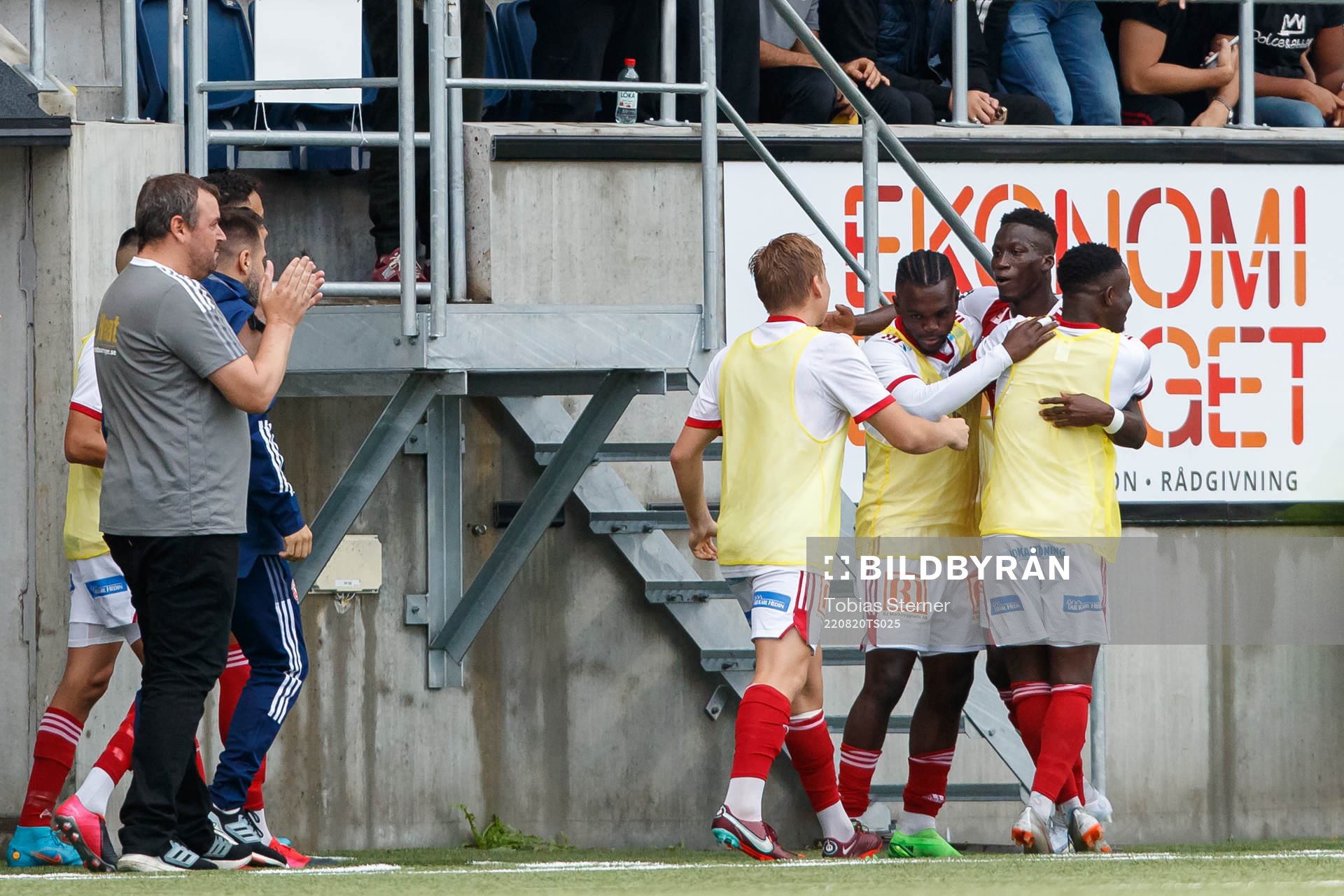 Sandvikens Naeem Mohammed jublar med lagkamrater