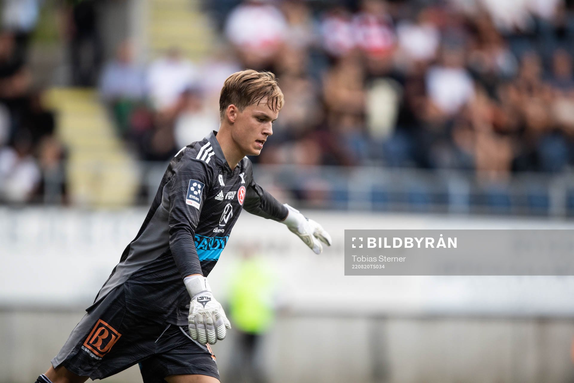 Sandvikens målvakt Hannes Sveijer under fotbollsmatchen i Ettan norra mellan Gefle och Sandviken den 20 augusti 2022 i Gävle. 