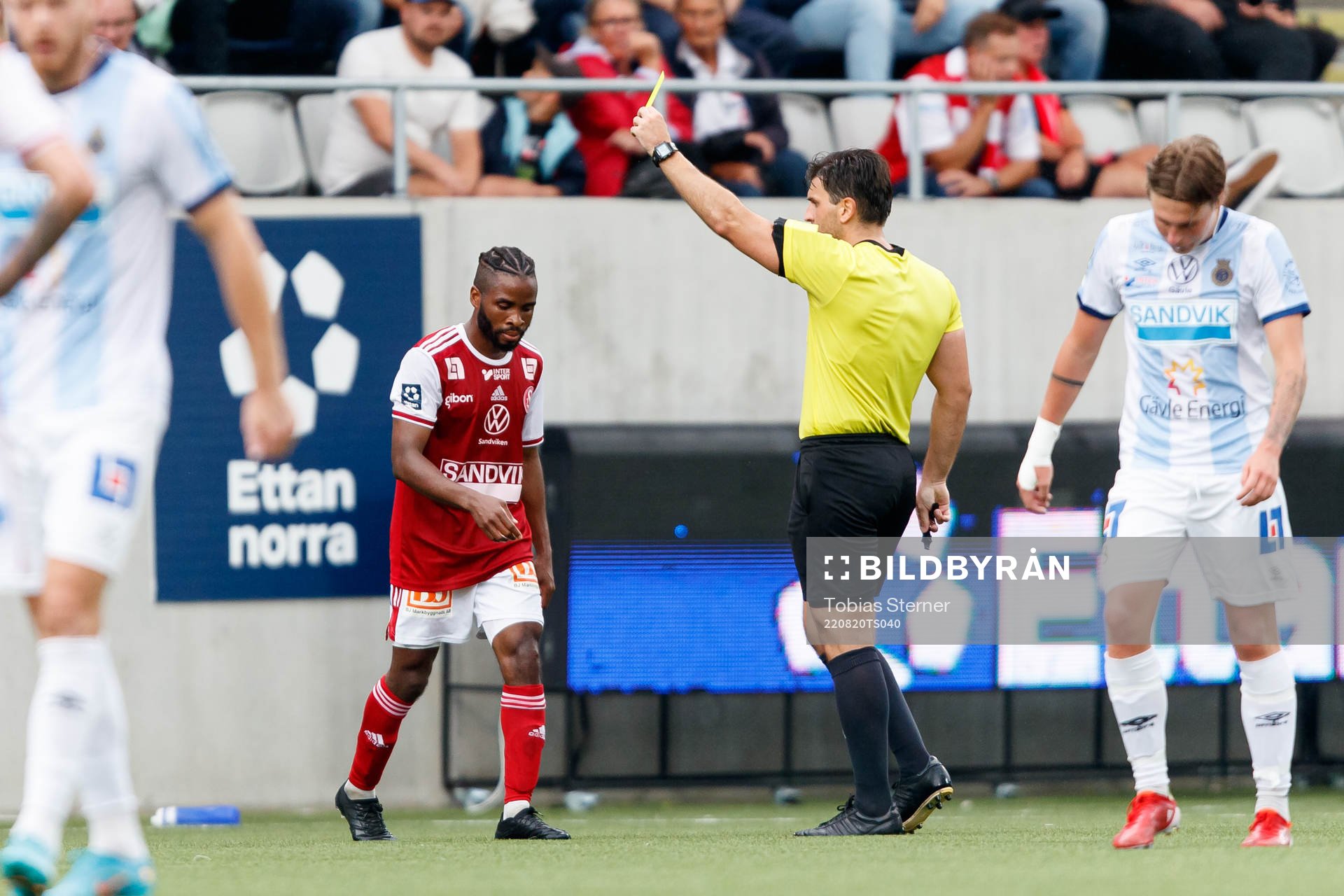 Sandvikens John Junior Igbarumah får gult kort