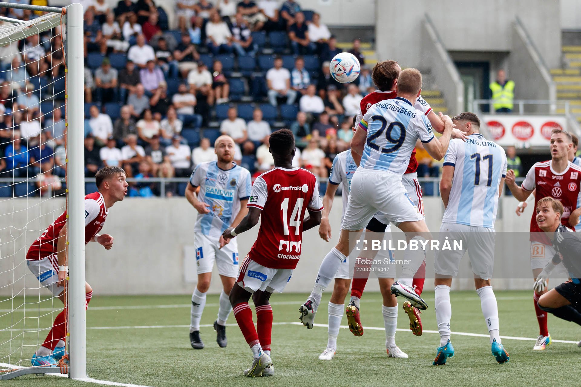 Gefles Martin Rauschenberg Brorsen nickar bollen till 1-1 under fotbollsmatchen i Ettan norra mellan Gefle och Sandviken den 20 augusti 2022 i Gävle.