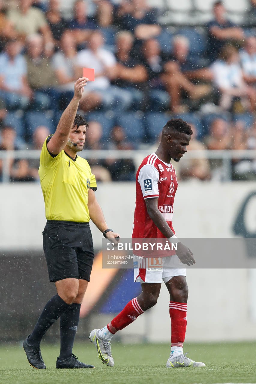 Sandvikens Mamadou Kouyate får rött kort av domare