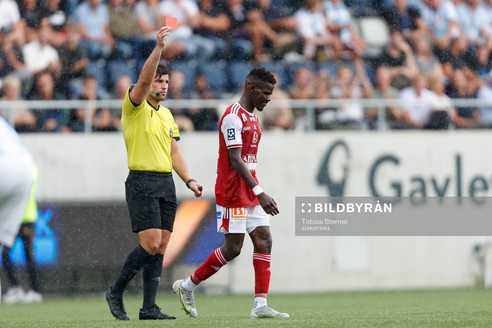 Sandvikens Mamadou Kouyate får rött kort av domare