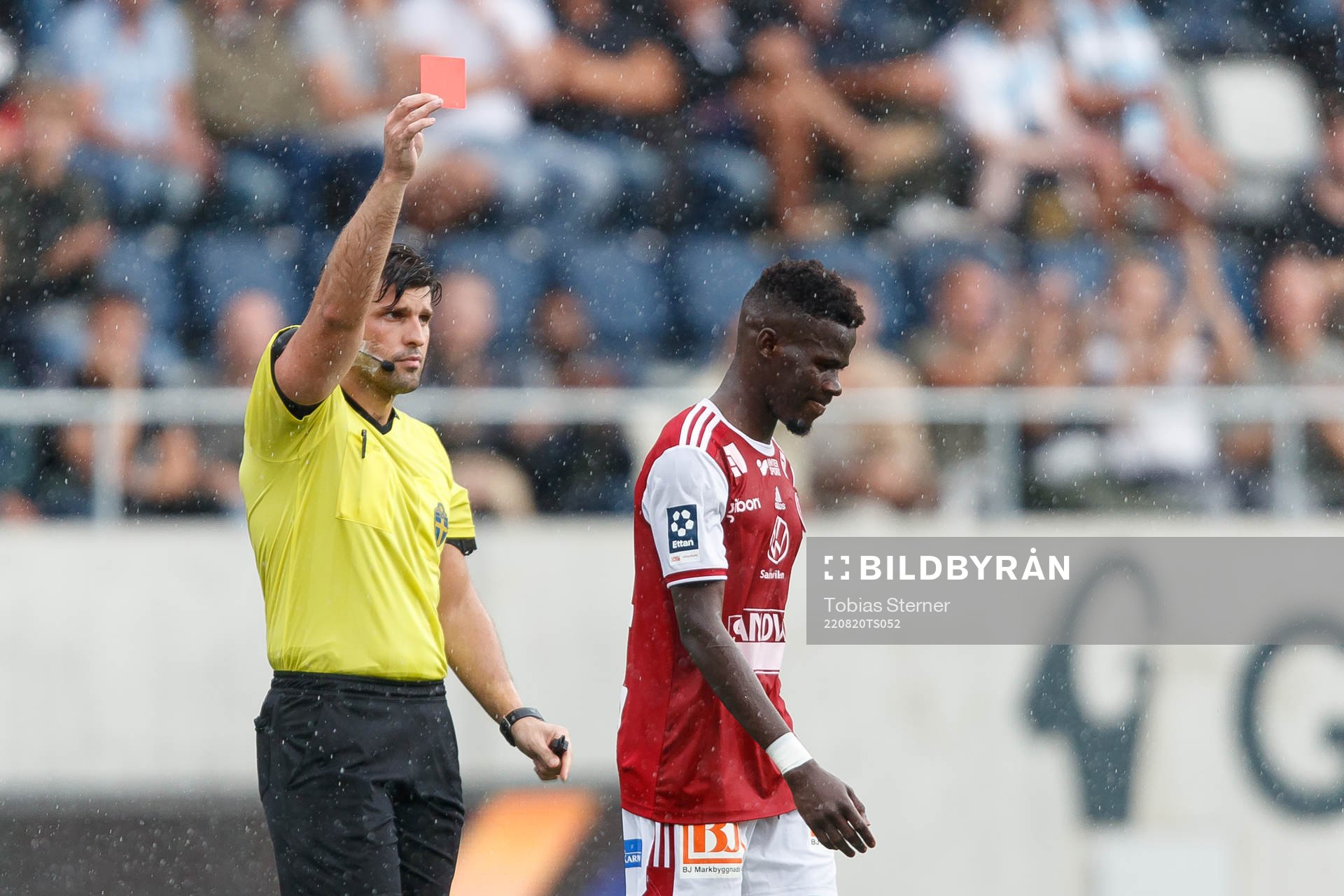 Sandvikens Mamadou Kouyate får rött kort av domare