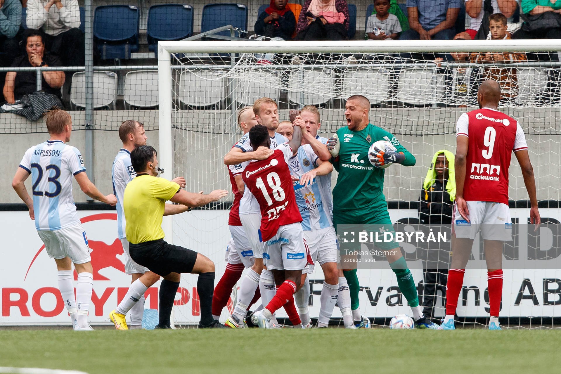 Sandvikens Naeem Mohammed och Gefles målvakt Tim Markström
