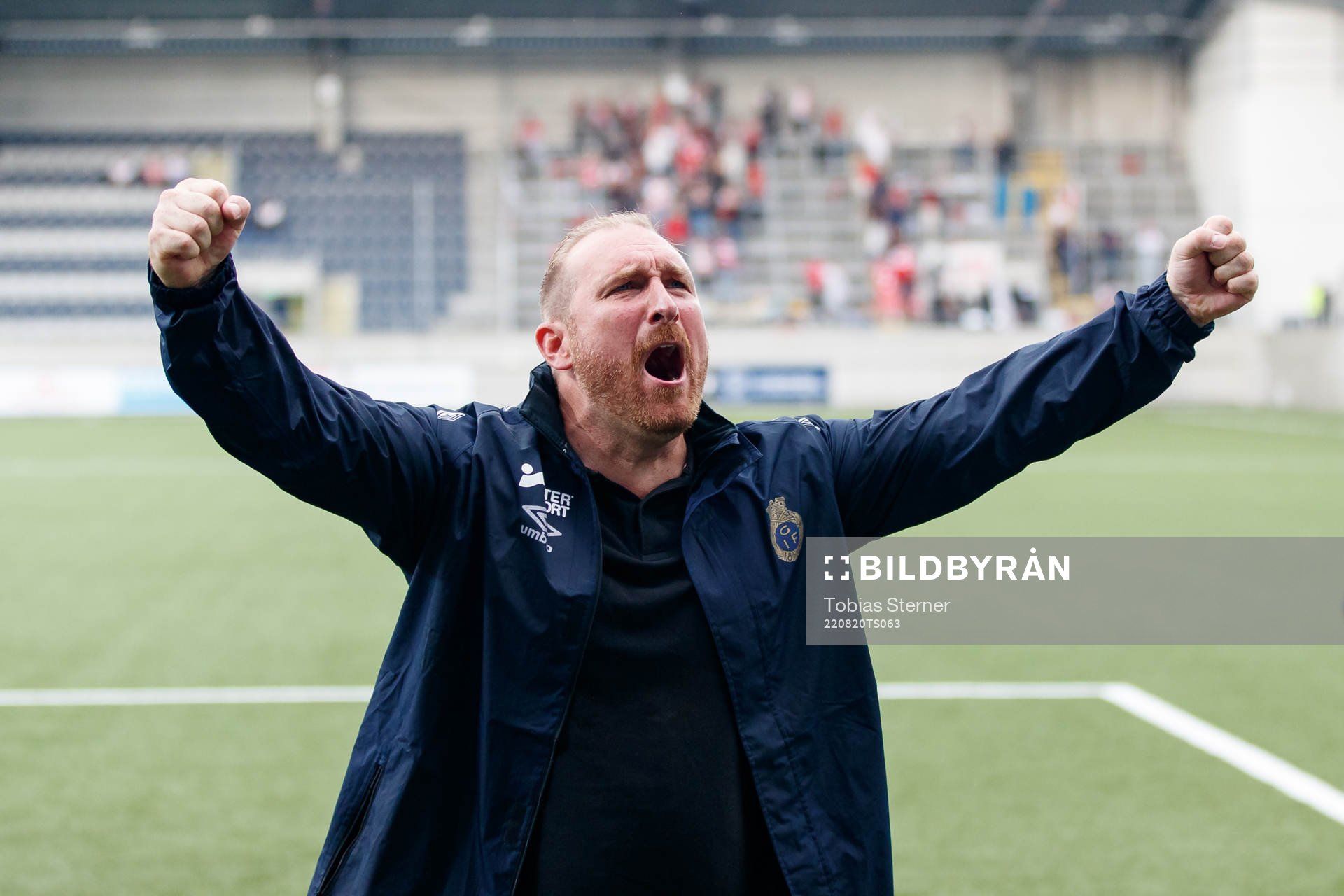 Gefles tränare Mikael Bengtsson jublar