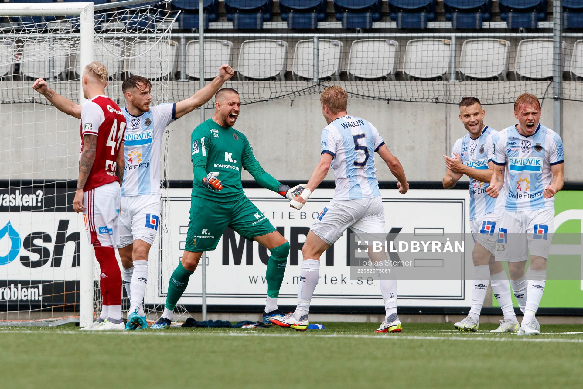 Gefles målvakt Tim Markström jublar