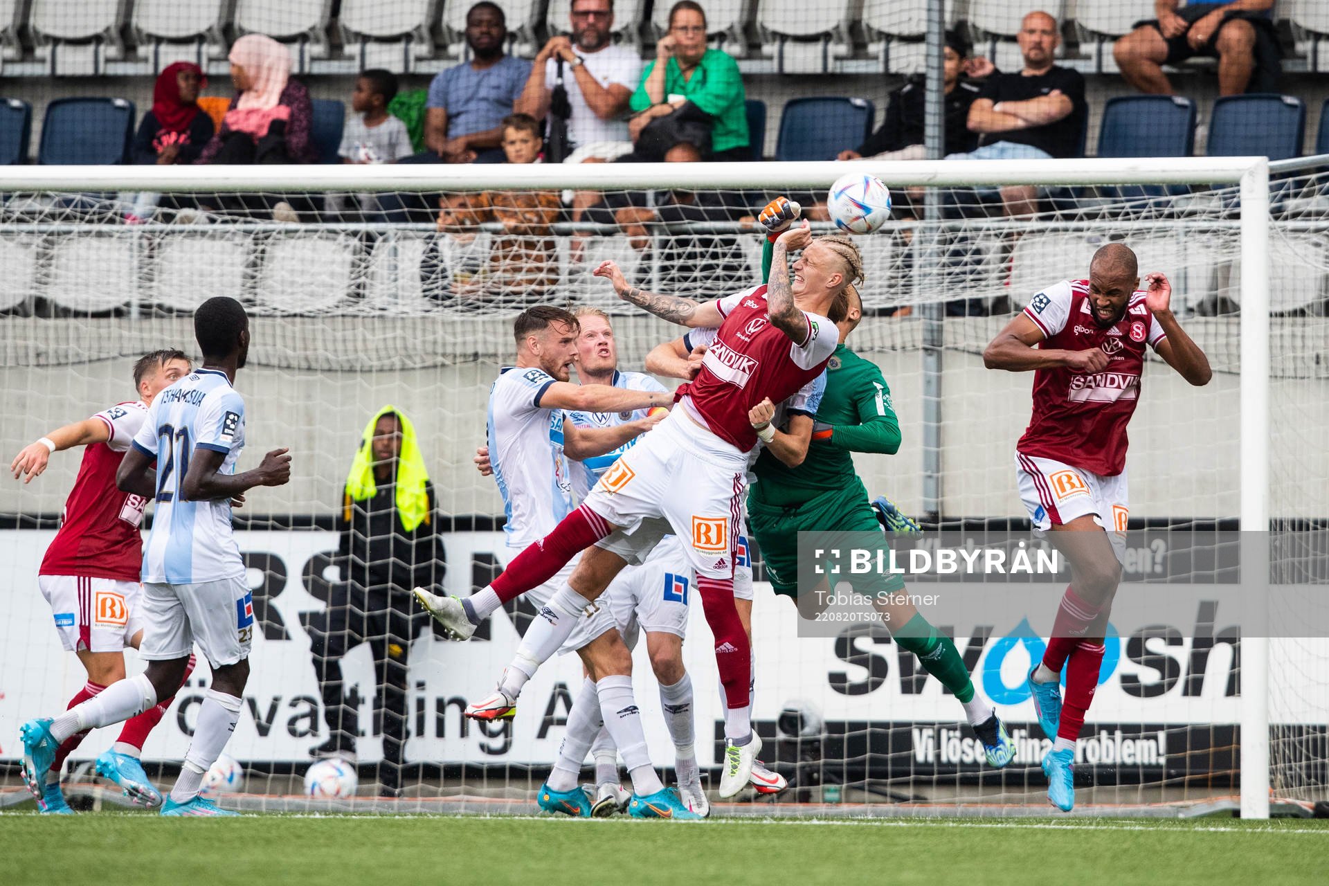 Sandvikens Tim Hartzell och Gefles målvakt Tim Markström