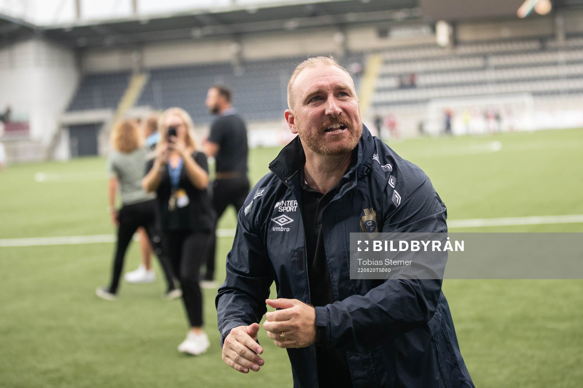Gefles tränare Mikael Bengtsson jublar