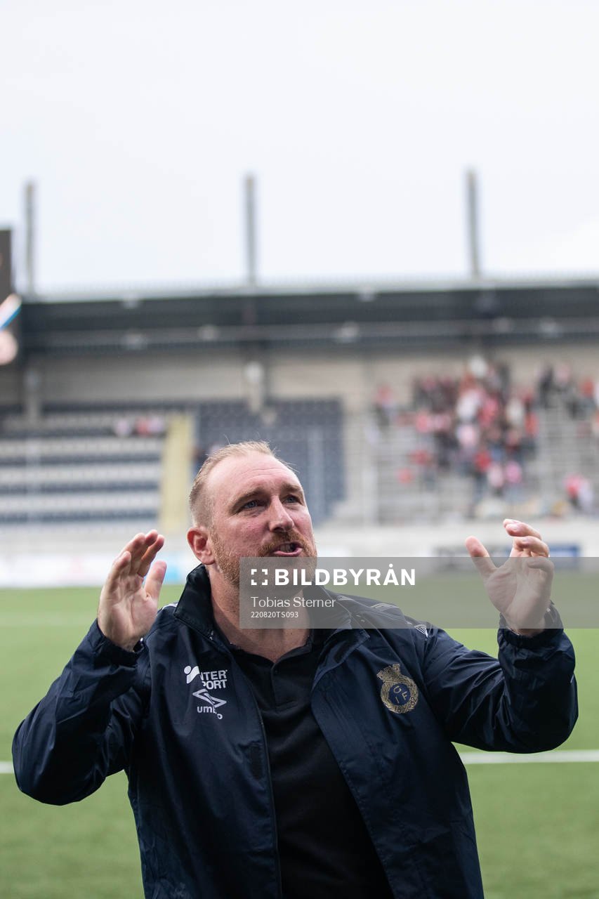 Gefles tränare Mikael Bengtsson jublar