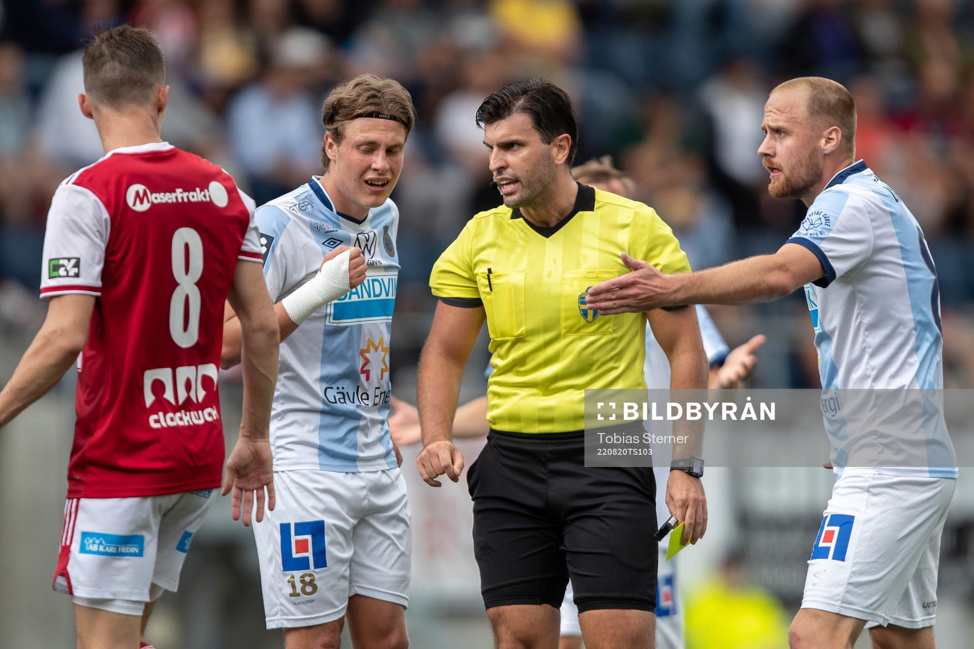 Gefles Oscar Lundin och domare Kastriot Gerxhaliu