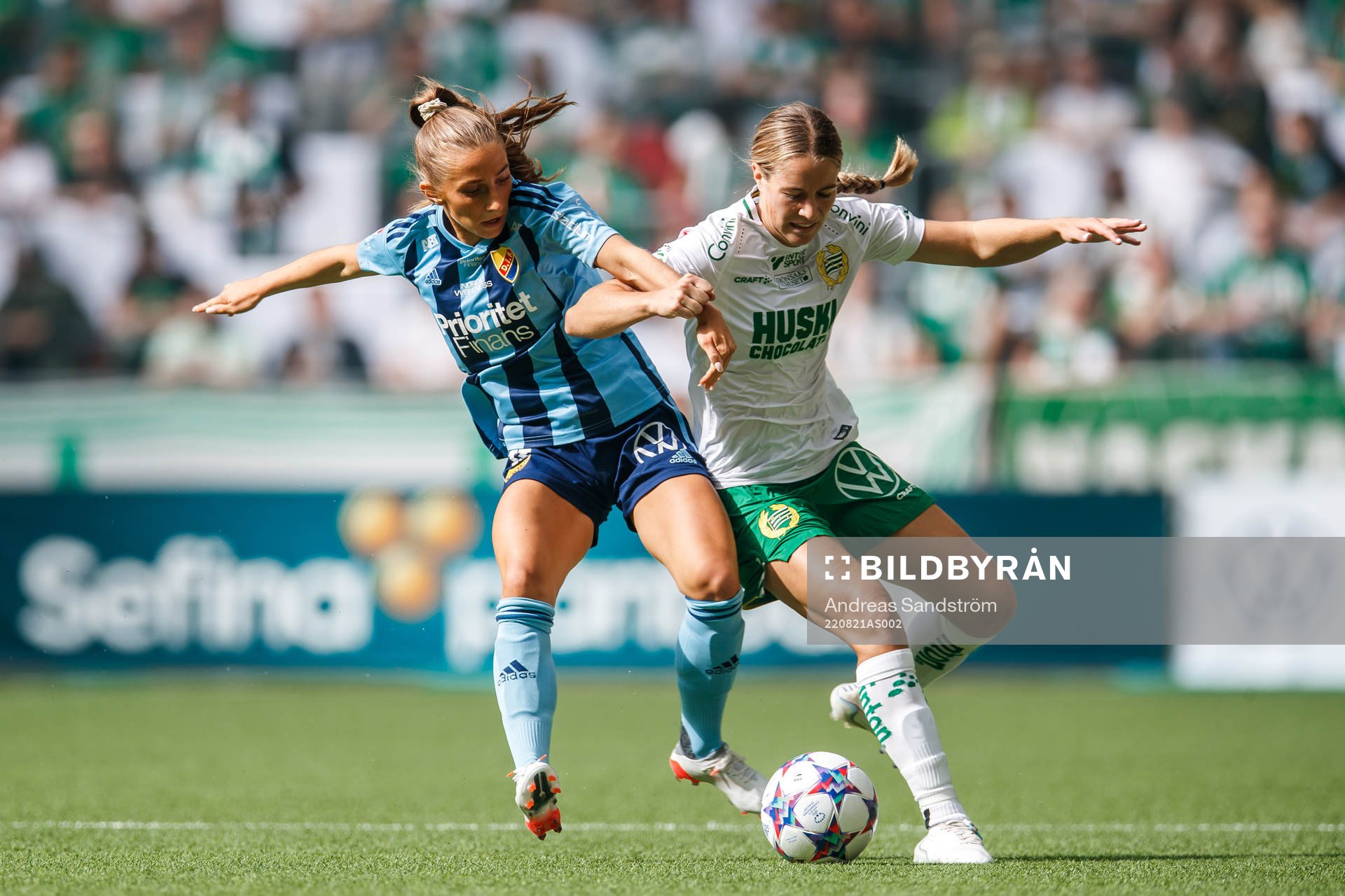Djurgårdens Tilde Lindwall och Hammarbys Courtney Nevin under fotbollsmatchen i Damallsvenskan mellan Hammarby och Djurgården den 21 augusti 2022 i Stockholm.
