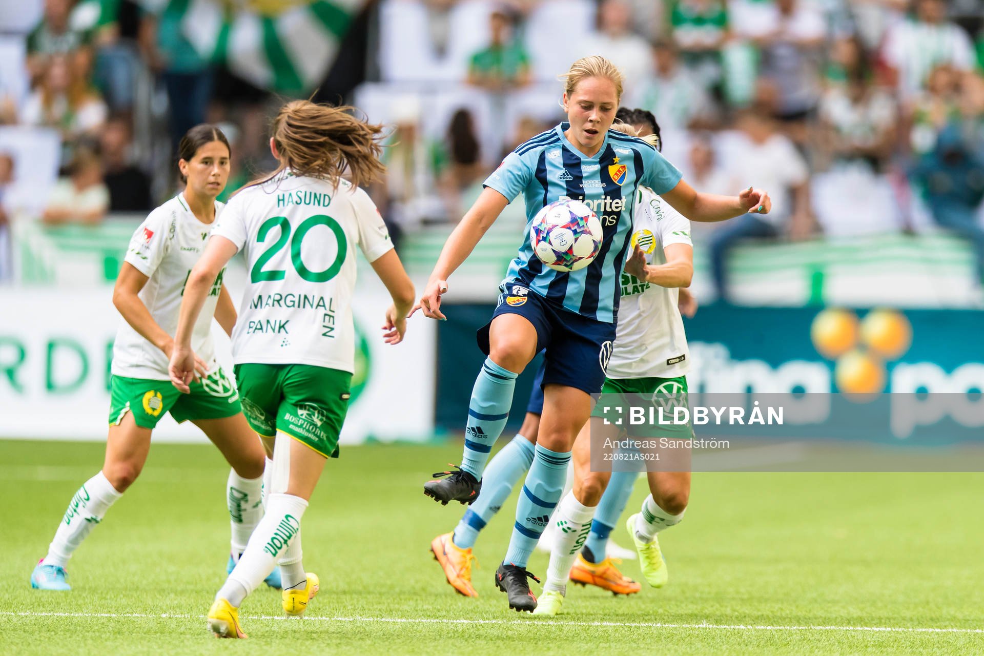 Djurgårdens Alice Bergström omgiven av Hammarbyare under fotbollsmatchen i Damallsvenskan mellan Hammarby och Djurgården den 21 augusti 2022 i Stockholm.