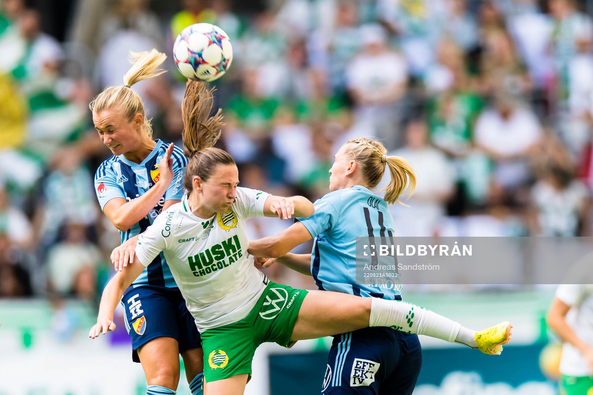 Hammarbys Vilde Hasund i kamp om bollen med Djurgårdens