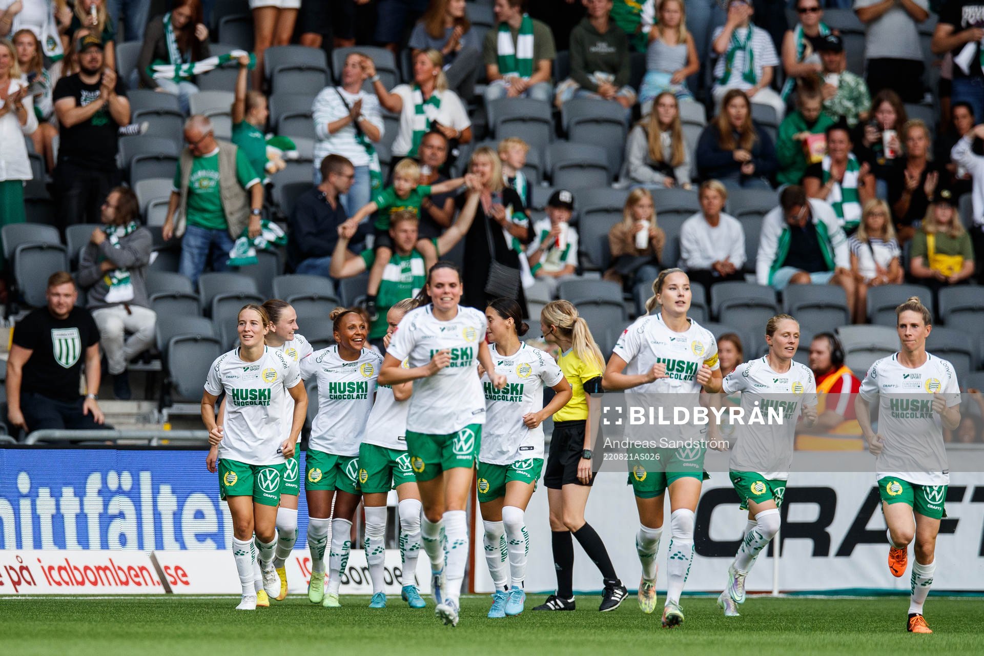 Hammarbys Madelen Janogy jublar med lagkamrater