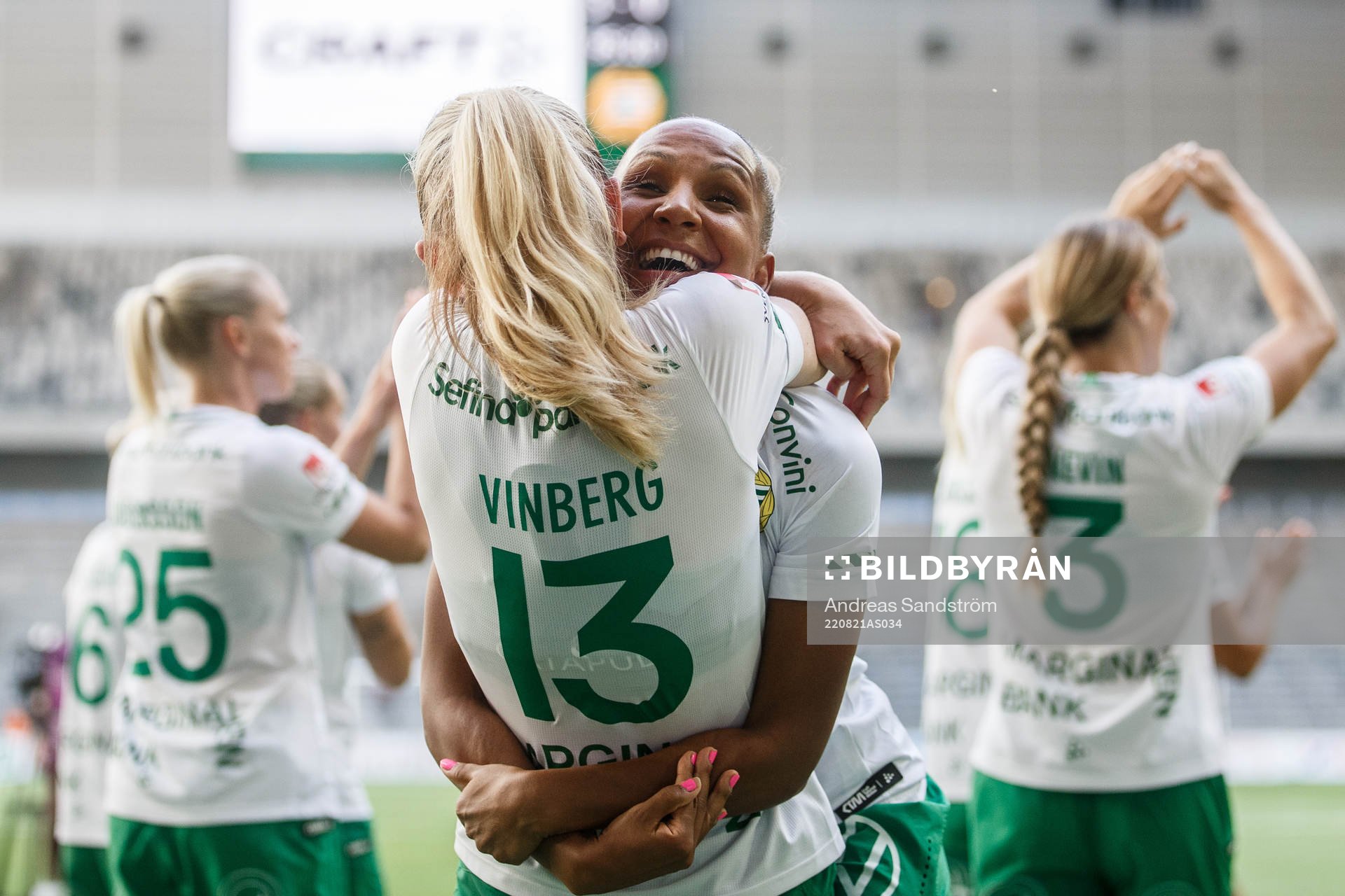Hammarbys Madelen Janogy och Matilda Vinberg jublar