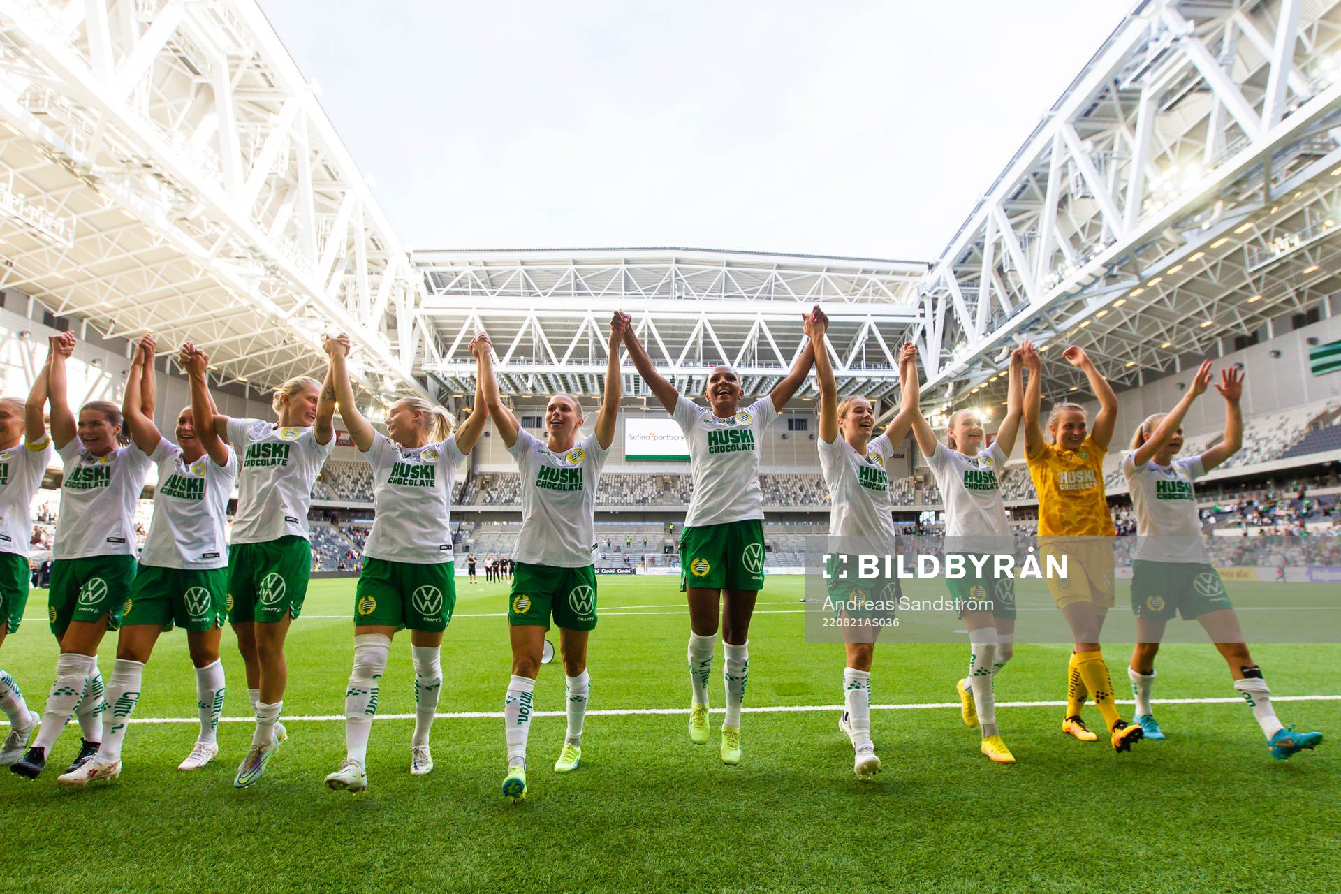 Hammarbys Madelen Janogy jublar med lagkamrater