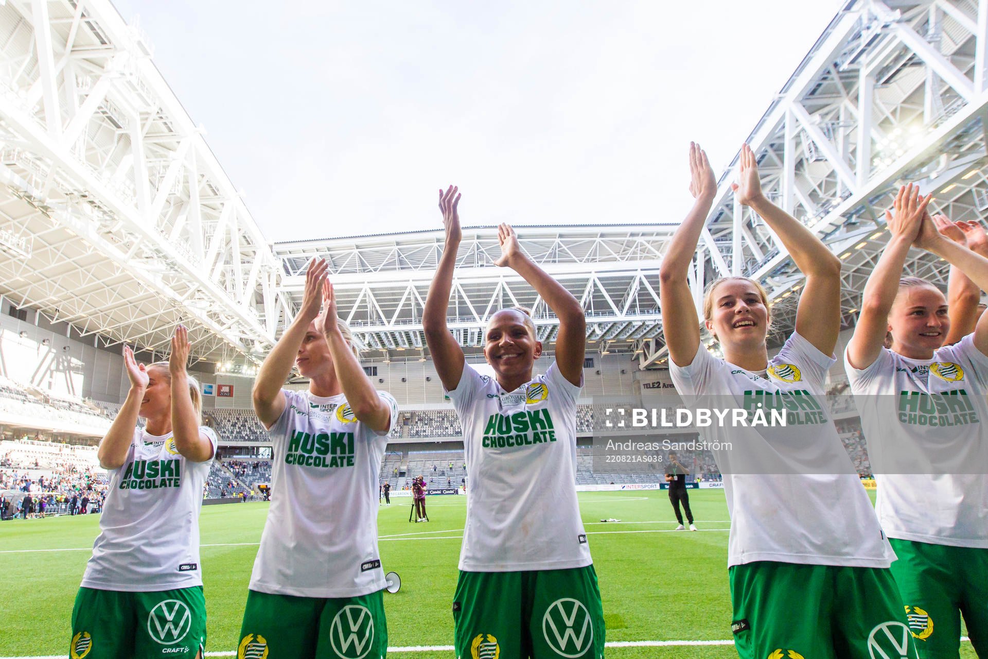 Hammarbys Madelen Janogy jublar med lagkamrater