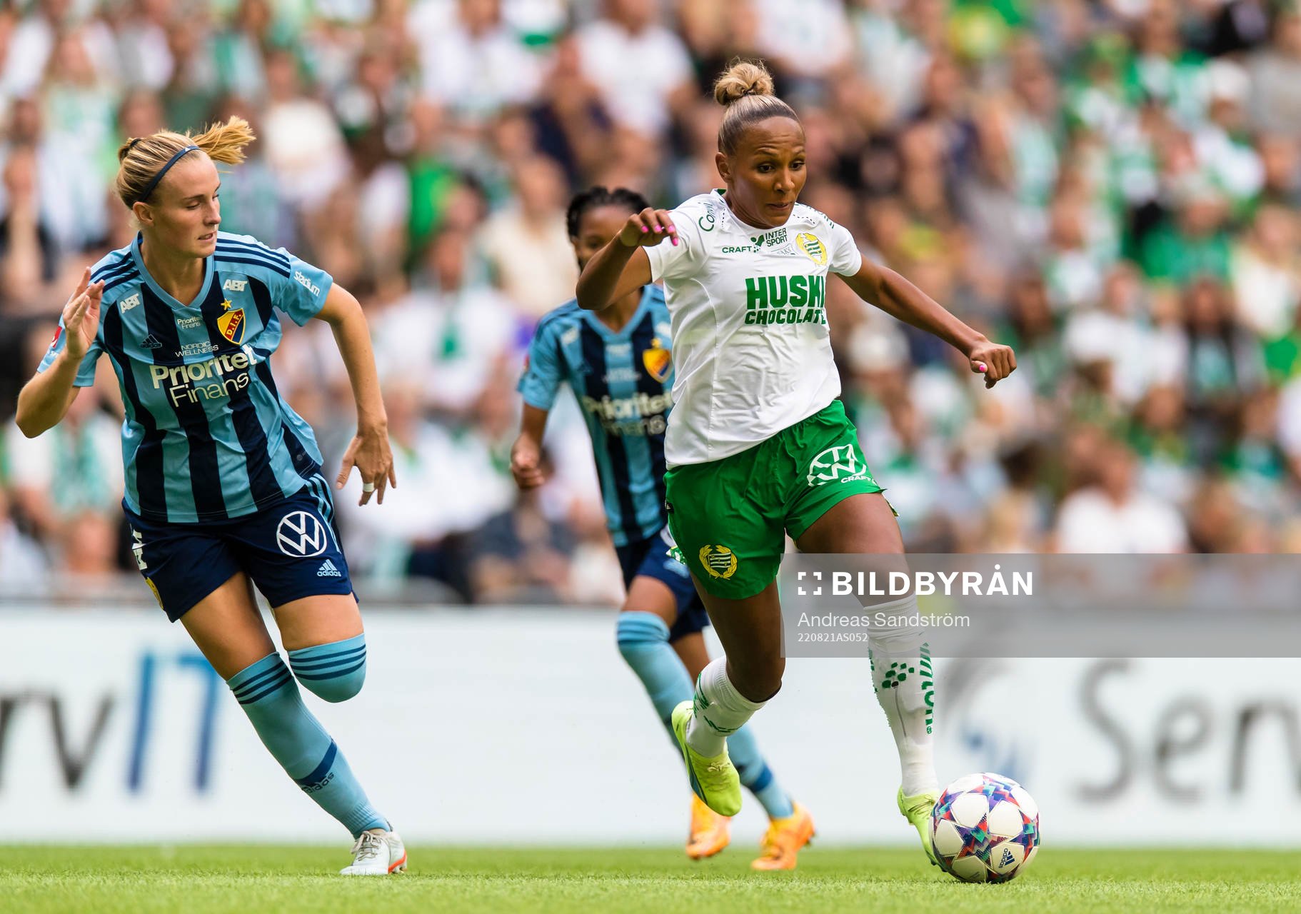Hammarbys Madelen Janogy med boll