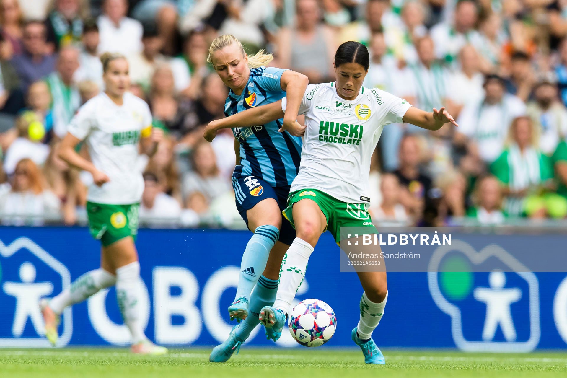 Hammarbys Kyra Cooney-Cross i kamp om bollen med