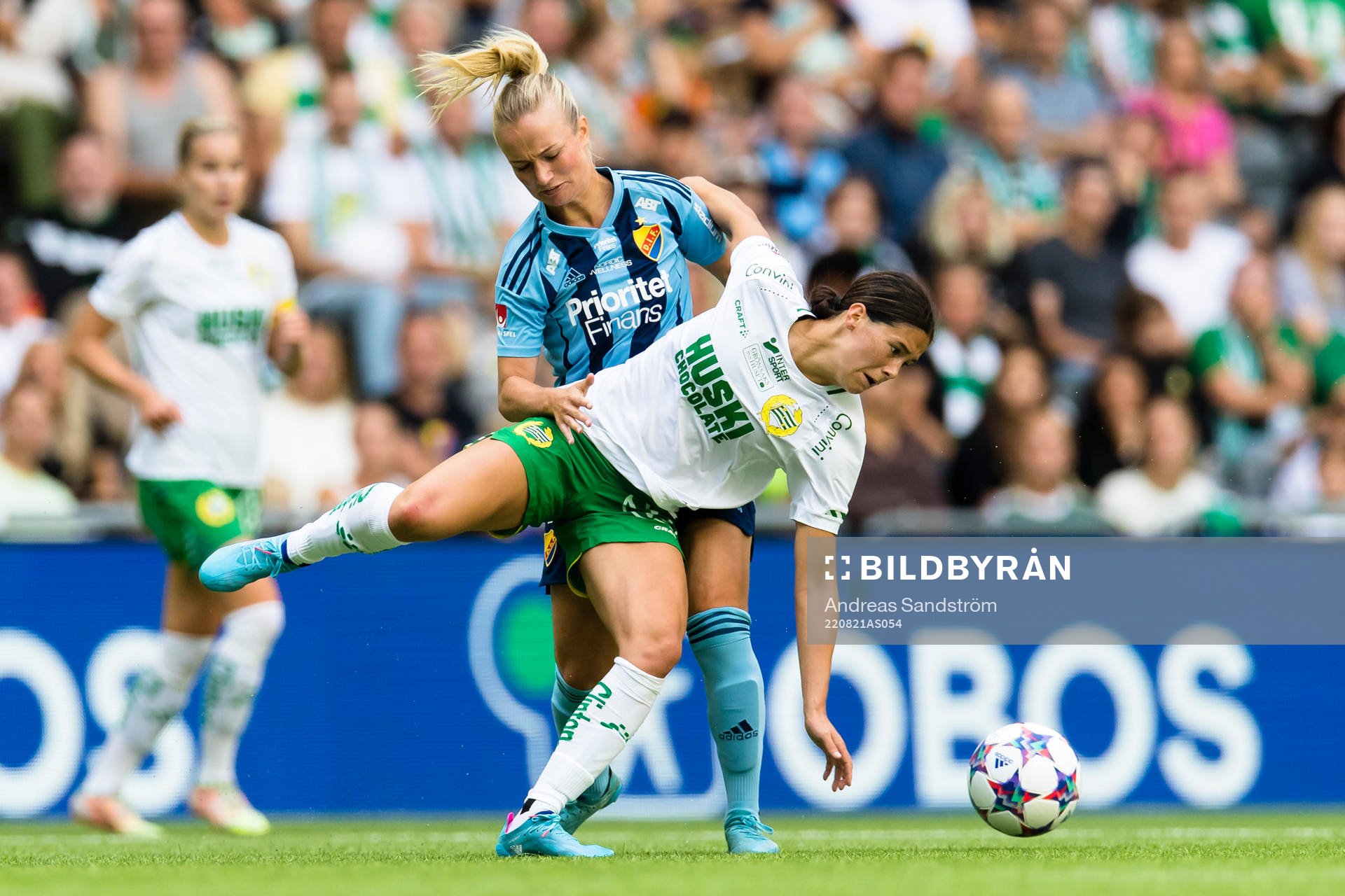 Hammarbys Kyra Cooney-Cross i kamp om bollen med