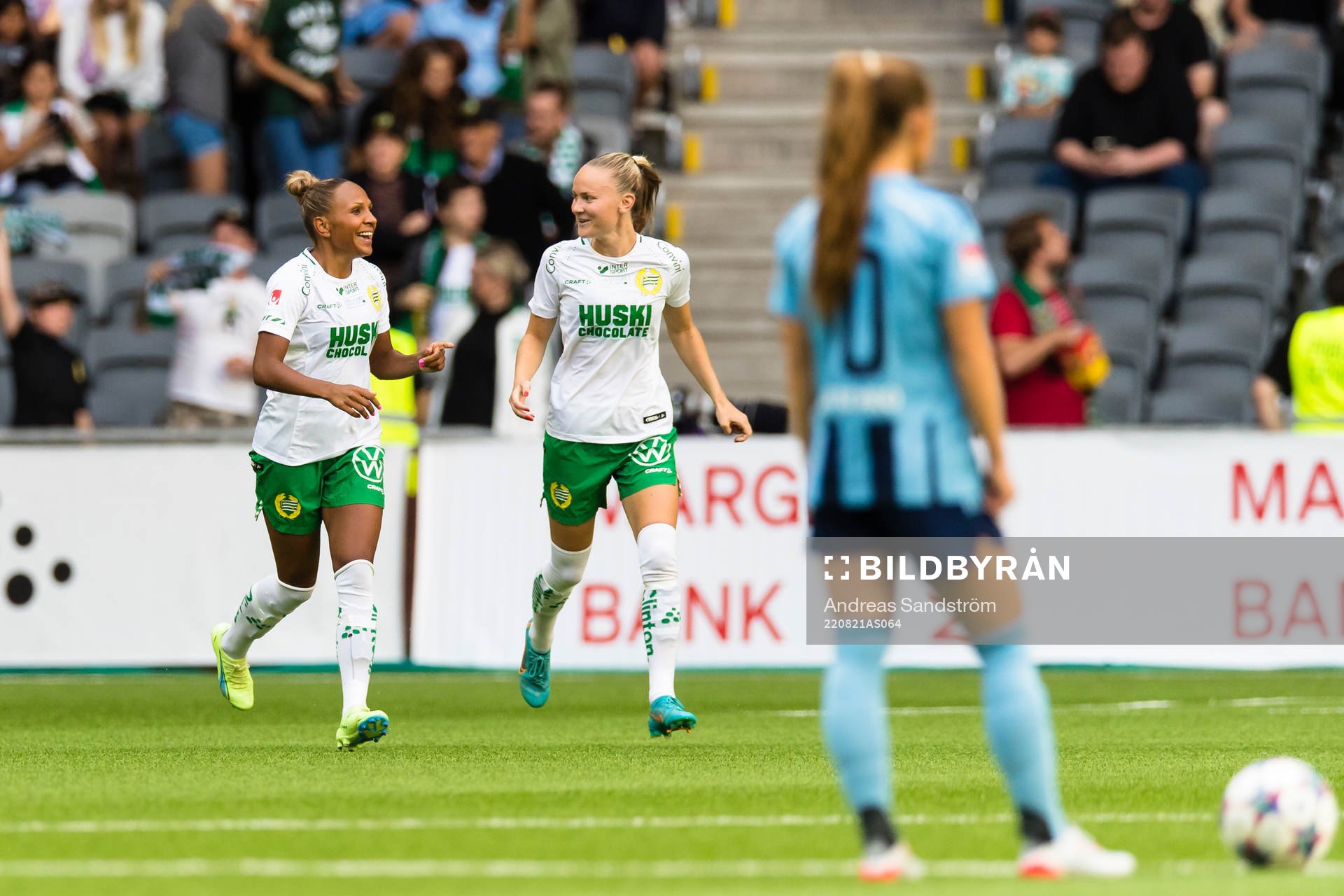 Hammarbys Madelen Janogy jublar med Vilde Hasund