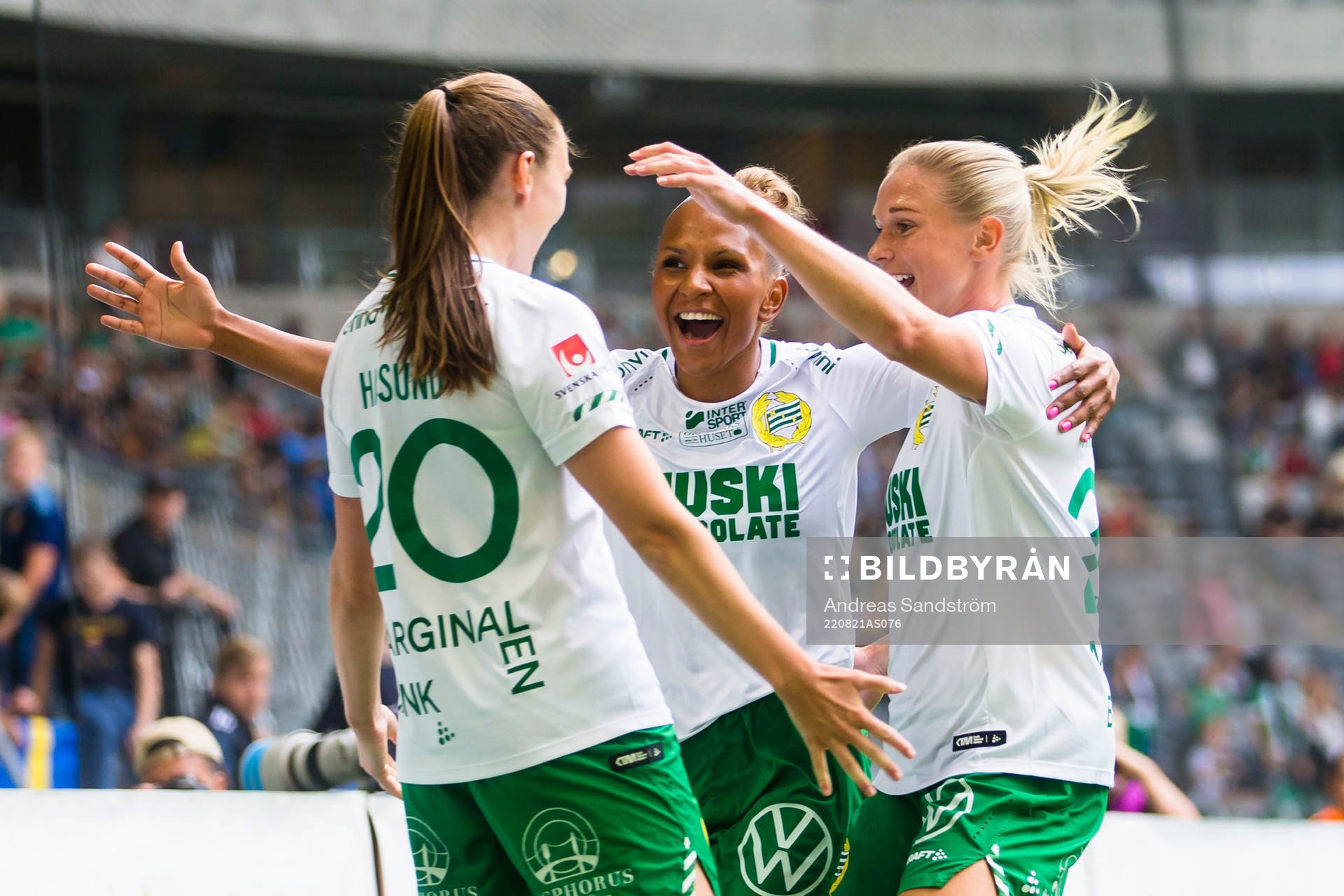 Hammarbys Vilde Hasund gör 1-0 och gratuleras av Madelen
