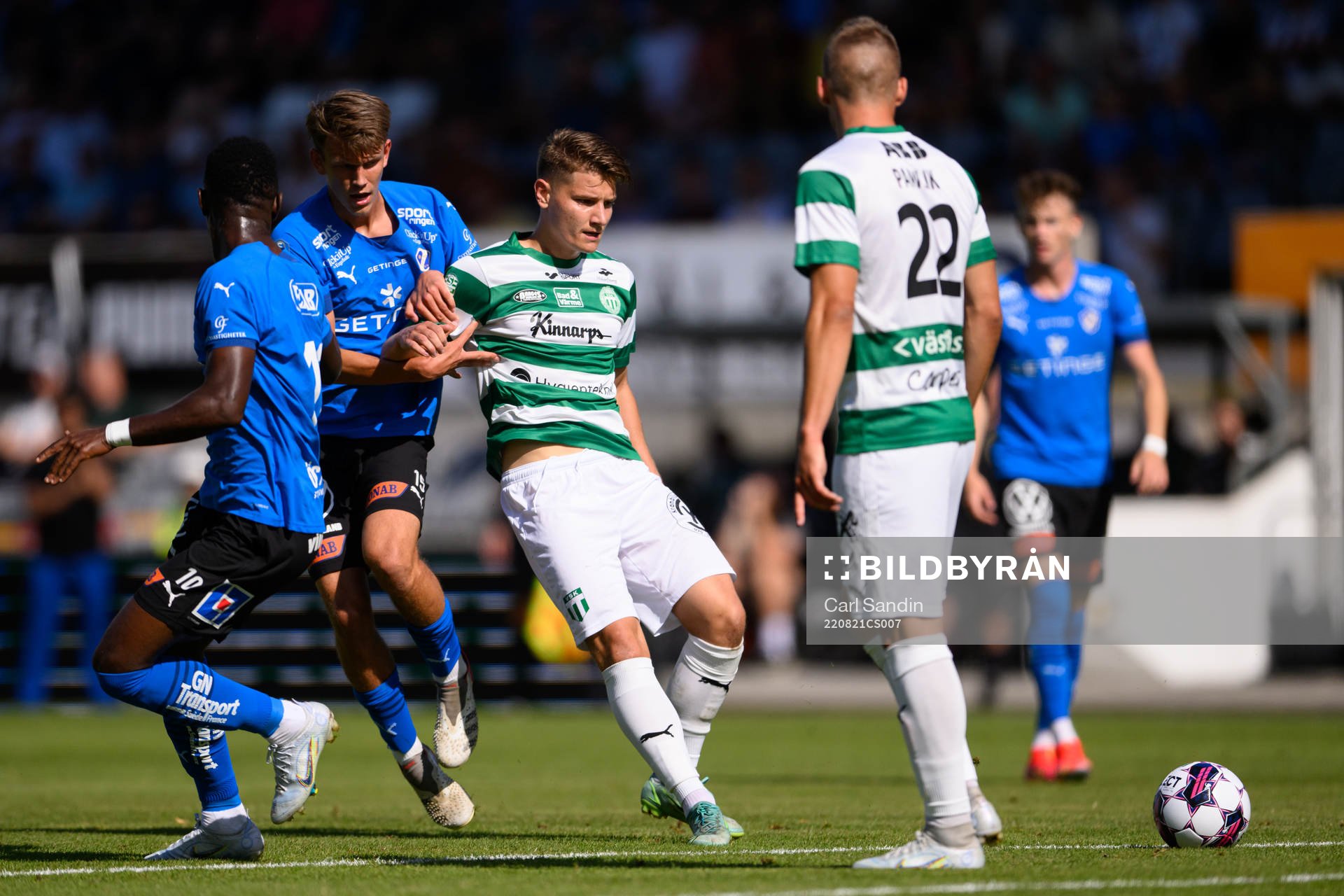 Halmstads Kazper Karlsson och Västerås SKs Martin Gambos under fotbollsmatchen i Superettan mellan Halmstad och Västerås SK den 21 augusti 2022 i Halmstad.