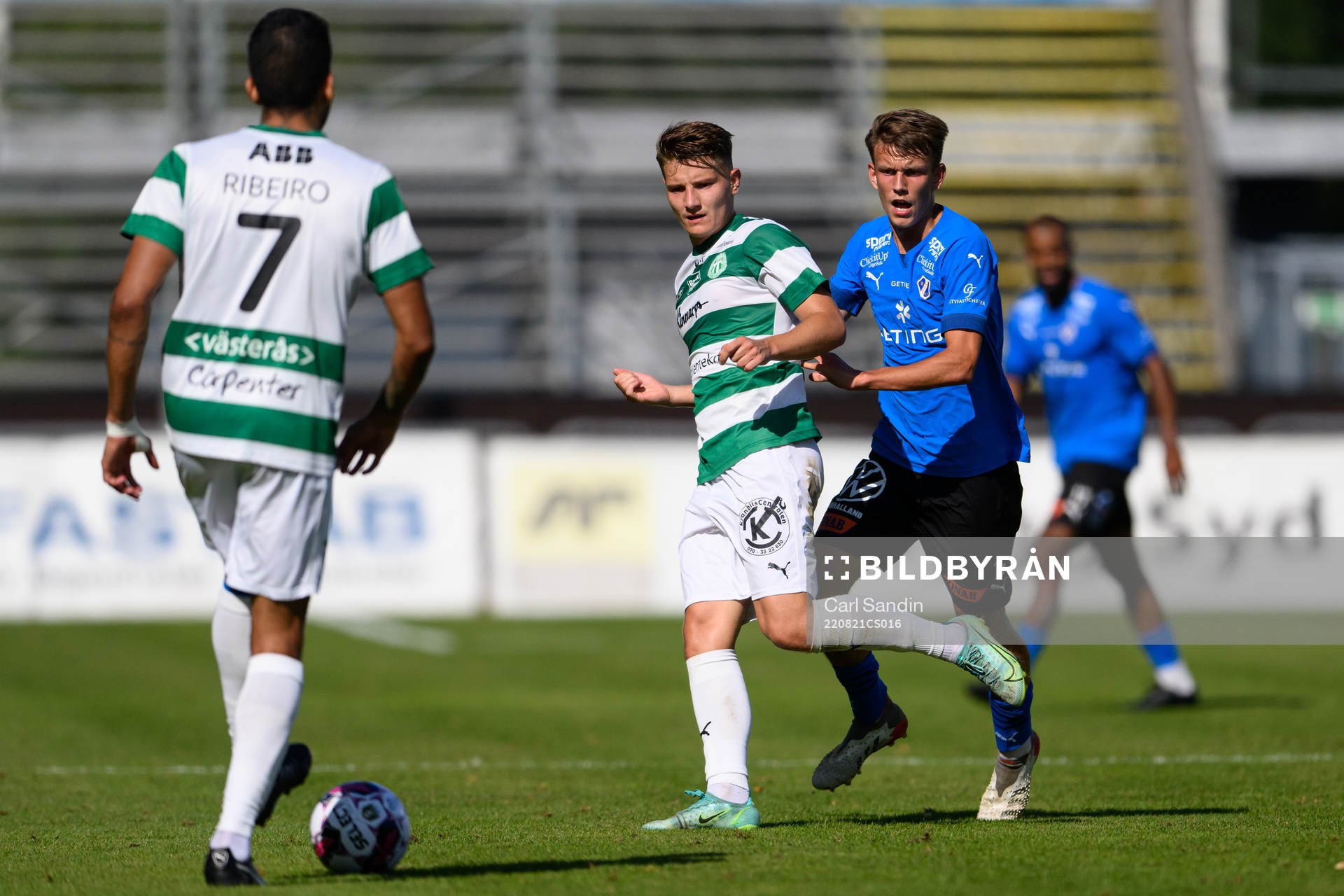 Västerås SKs Martin Gambos och Halmstads Kazper Karlsson under fotbollsmatchen i Superettan mellan Halmstad och Västerås SK den 21 augusti 2022 i Halmstad.
