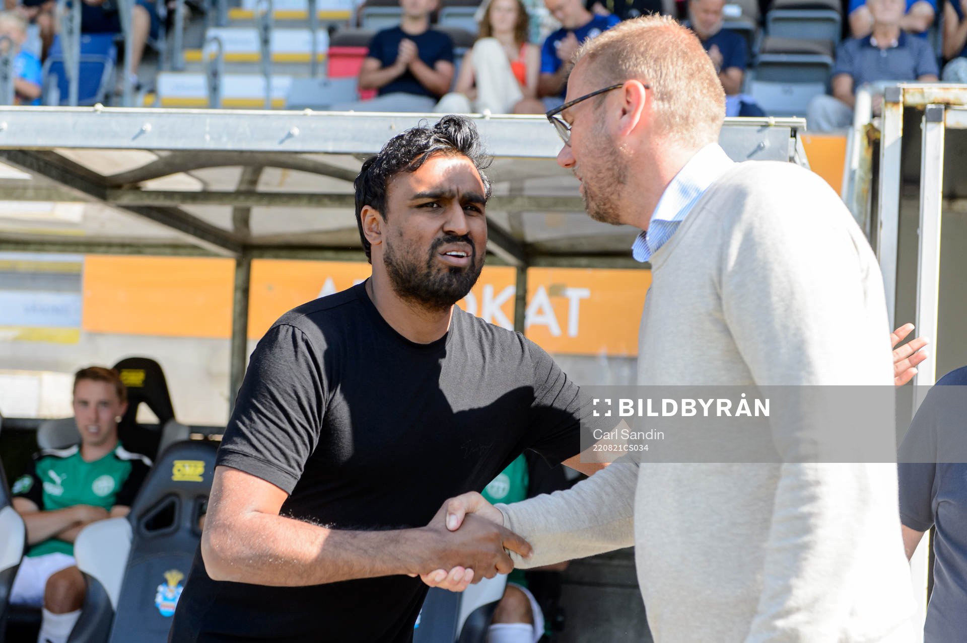 Västerås SKs tränare Kalle Karlsson och Halmstads tränare Magnus Haglund innan fotbollsmatchen i Superettan mellan Halmstad och Västerås SK den 21 augusti 2022 i Halmstad.