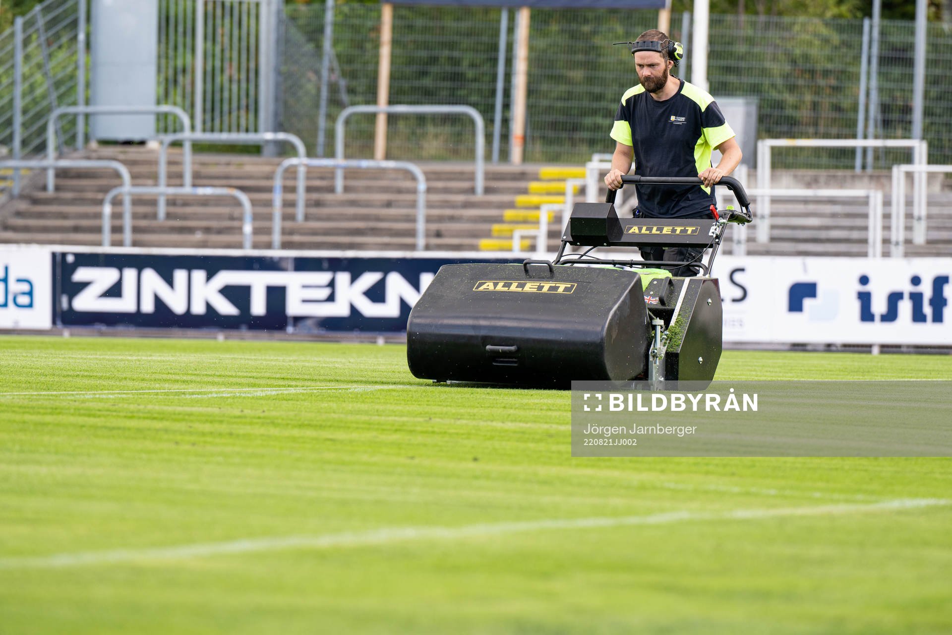 Planskötare klipper gräset inför fotbollsmatchen i Allsvenskan mellan Värnamo och Elfsborg den 21 augusti 2022 i Värnamo. 