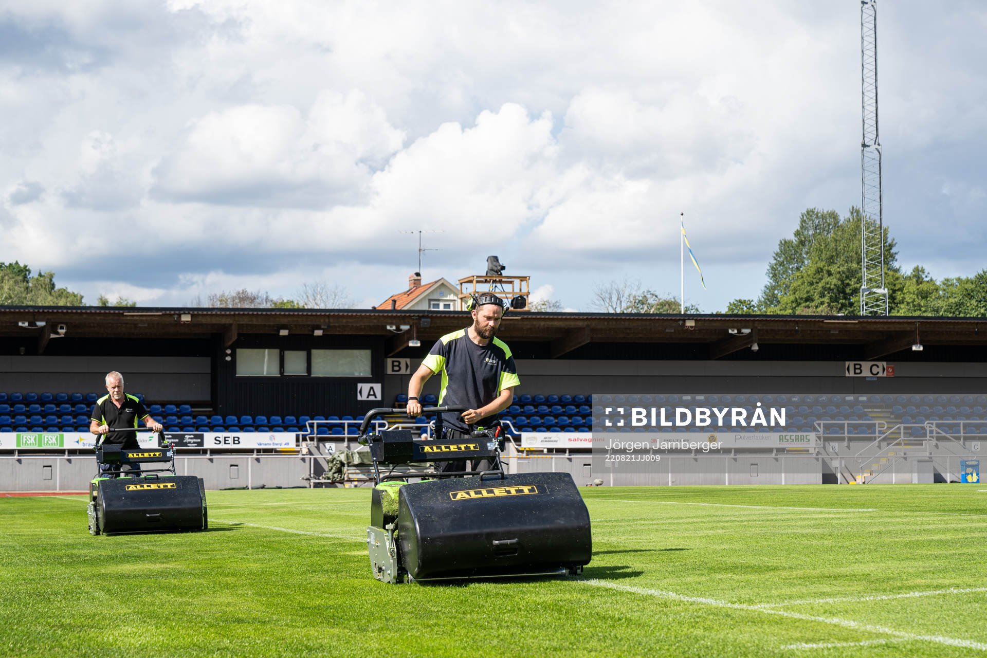 Planskötare klipper gräset