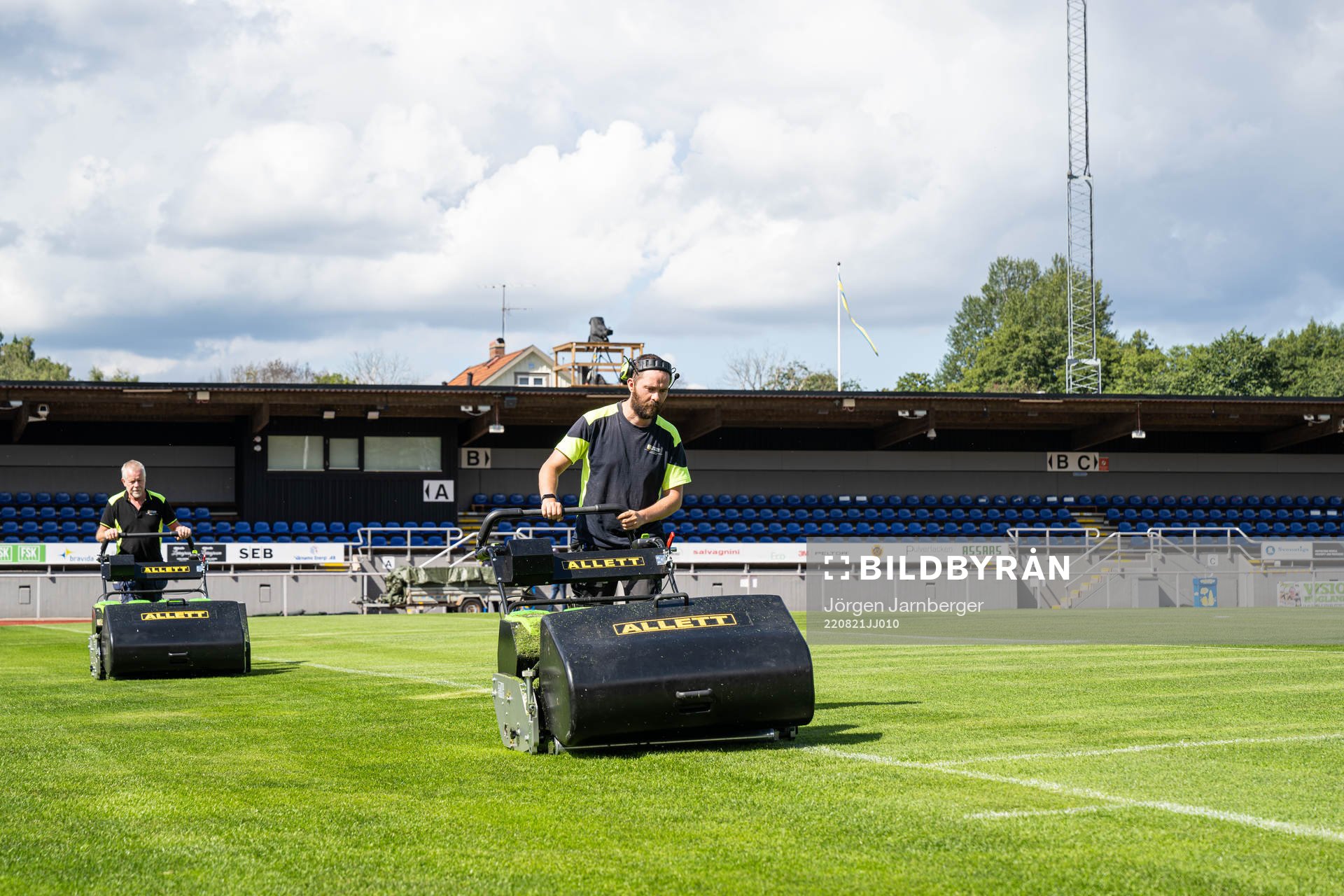 Planskötare klipper gräset