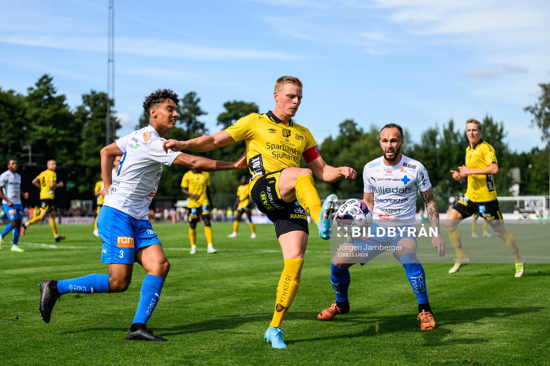 Värnamos Robin Tihi och Evaldo Nascimento Lamaur Neto mot