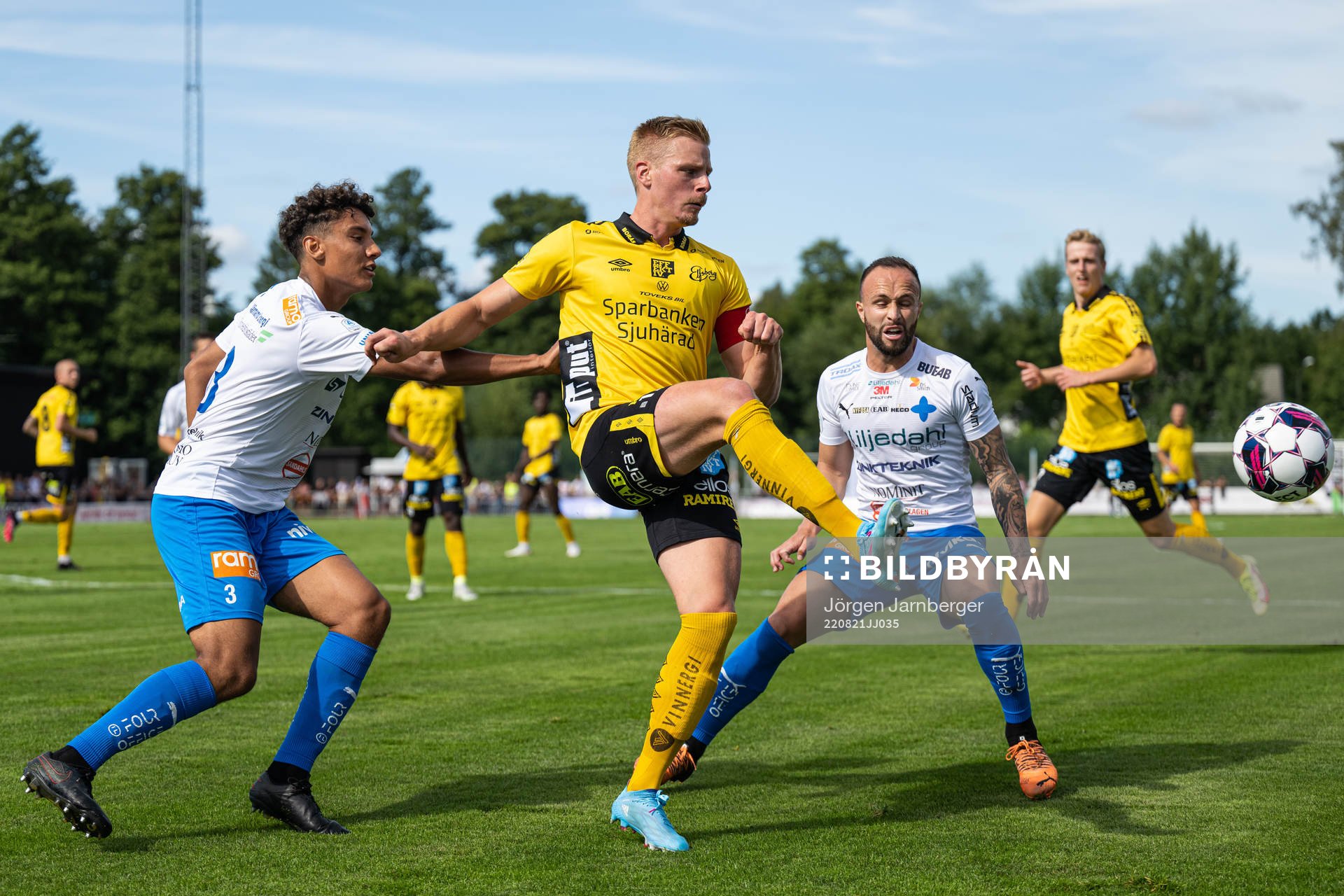 Värnamos Robin Tihi och Evaldo Nascimento Lamaur Neto i kamp med Elfsborgs Per Frick under fotbollsmatchen i Allsvenskan mellan Värnamo och Elfsborg den 21 augusti 2022 i Värnamo.