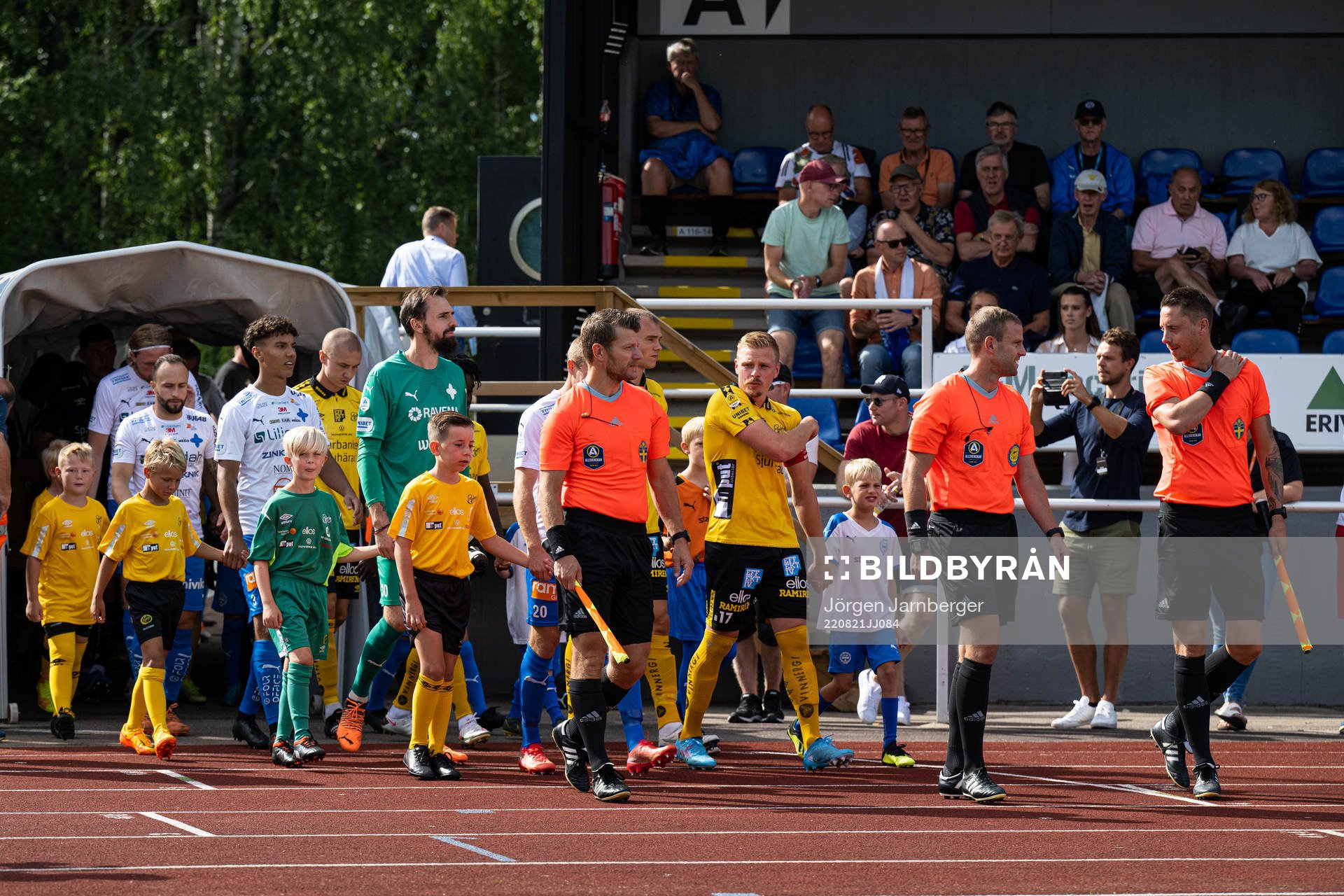 Lagen kommer in på arenan