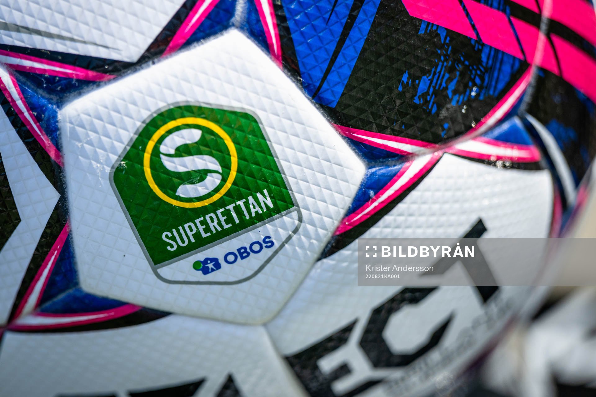 En fotboll före fotbollsmatchen i Superettan mellan
